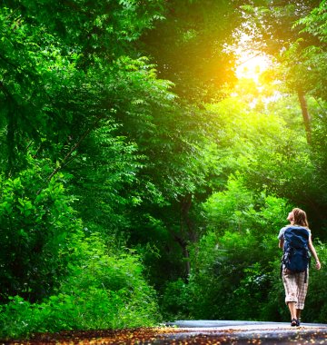 Mädchen spaziert durch den Wald