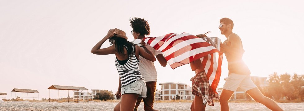 Jugendliche mit amerikanischer Flagge
