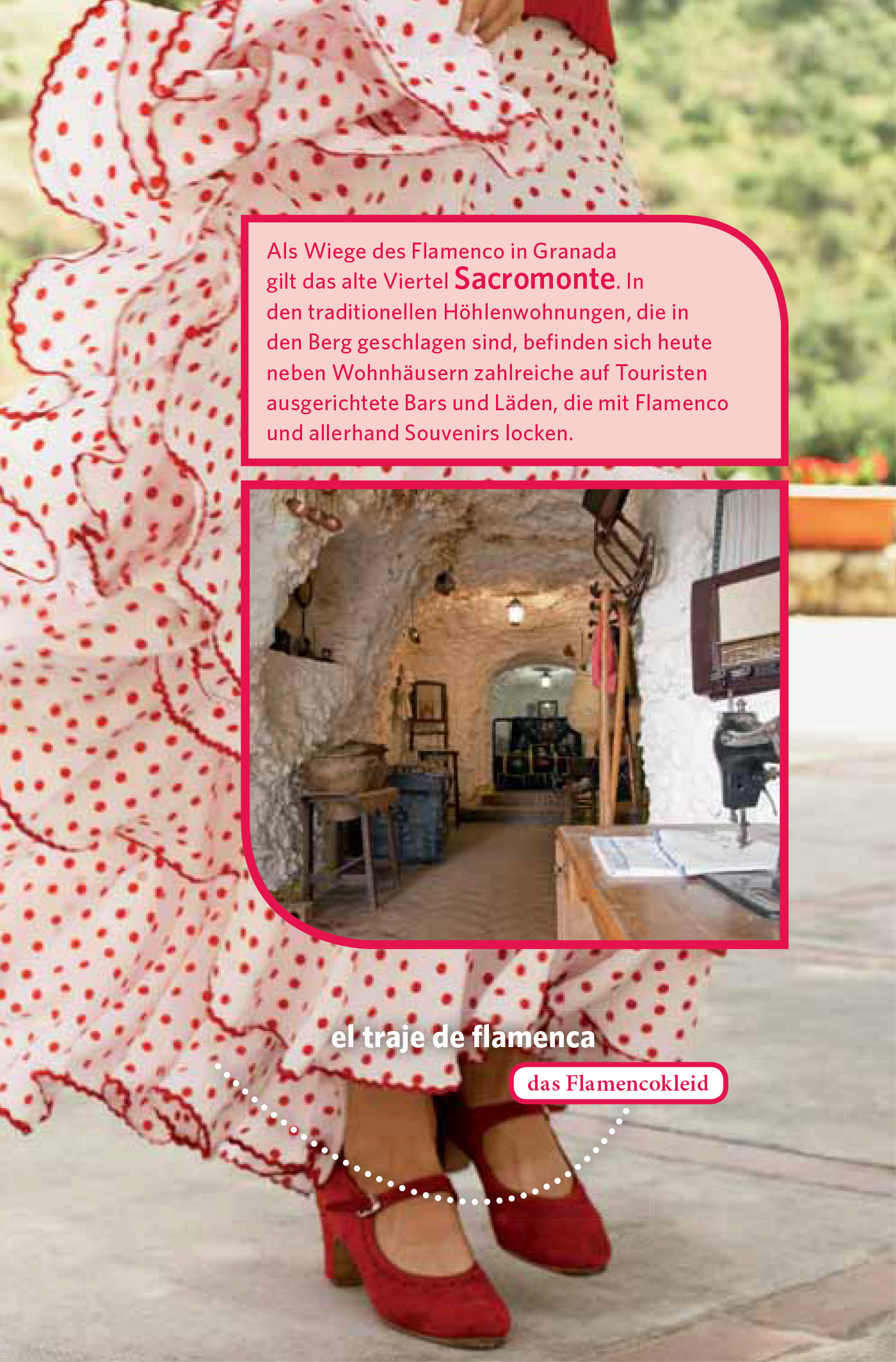 Eine Person trägt ein weißes Flamenco-Kleid mit roten Punkten und dazu passenden roten Schuhen; der Ausschnitt zeigt das Innere eines höhlenartigen Raums mit Holzmöbeln und -dekor.