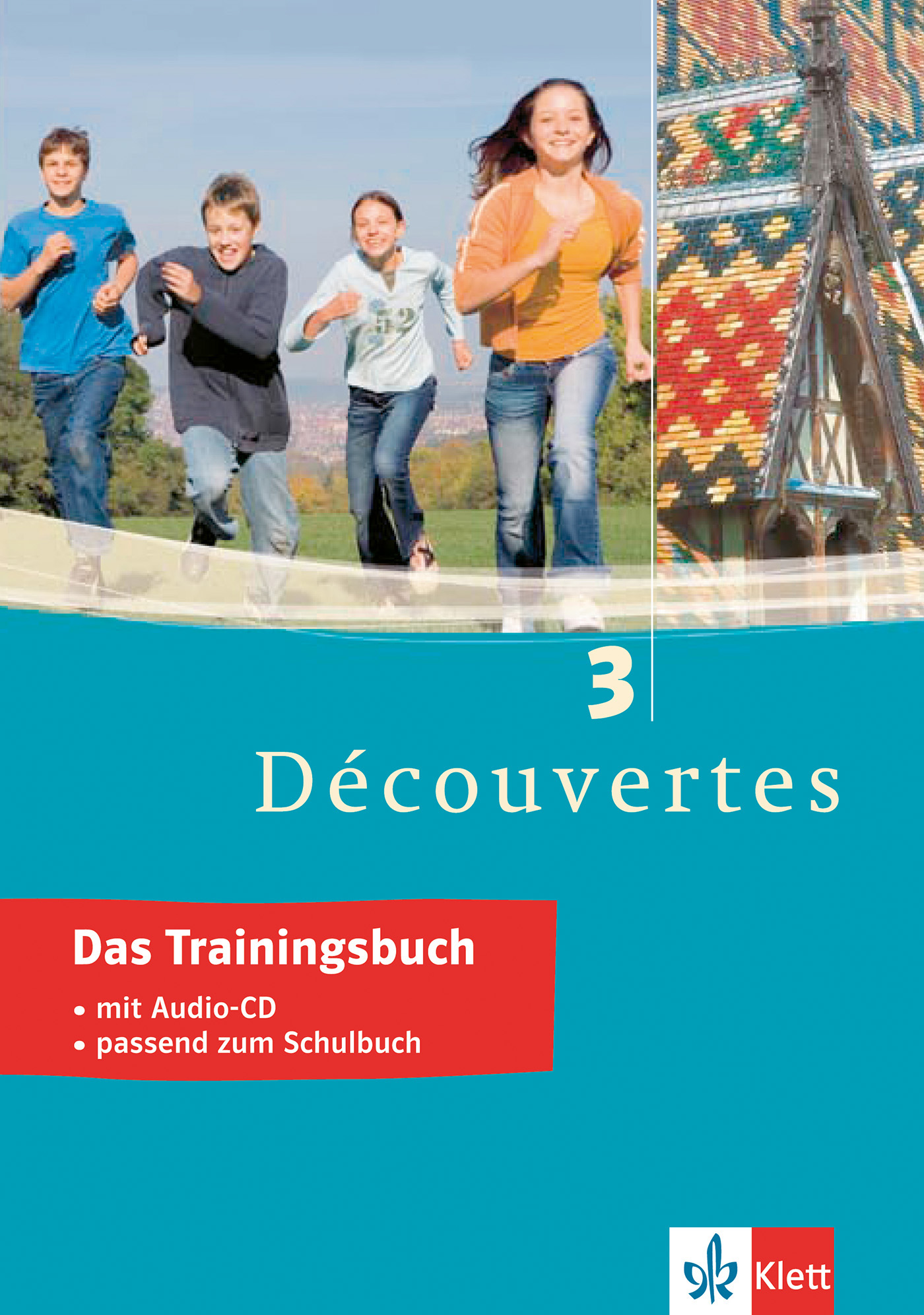 Vier Jugendliche rennen im Freien auf einer Wiese; rechts ist ein dekoratives Gebäudedetail zu sehen. Der Einband ist überwiegend blau und trägt den Titel Découvertes 3: Das Trainingsbuch.