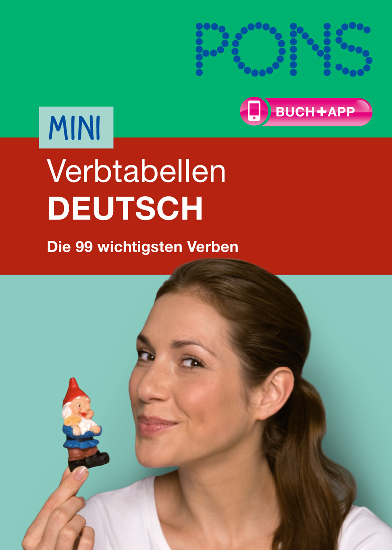 Eine lächelnde Frau hält eine kleine Gartenzwerg-Figur. Das Bild ist das Cover eines PONS Mini Verb Tables Deutsch Buches.
