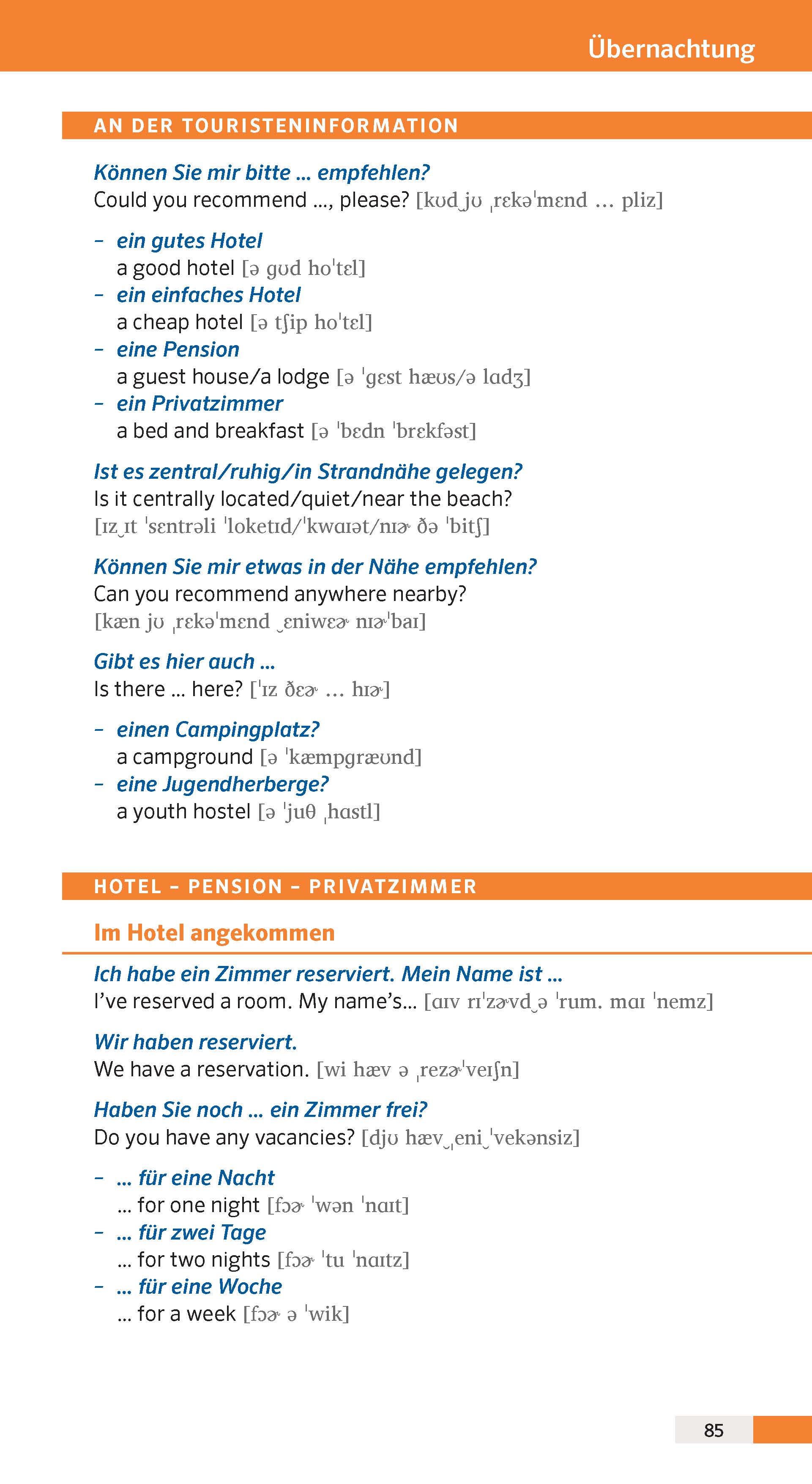 Eine deutsch-englische Sprachführerseite mit orangefarbenen Überschriften enthält Sätze und Übersetzungen für Fragen zu Hotels, Frühstückspensionen und anderen Unterkünften in einer Touristeninformation.