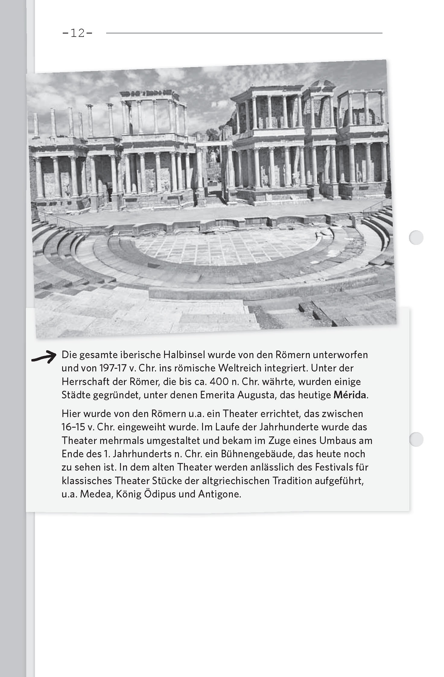 Schwarz-Weiß-Foto eines gut erhaltenen antiken römischen Theaters mit Reihen von Steinsitzen und Säulen, begleitet von einem deutschen Textblock, der den römischen Einfluss in Iberien beschreibt.