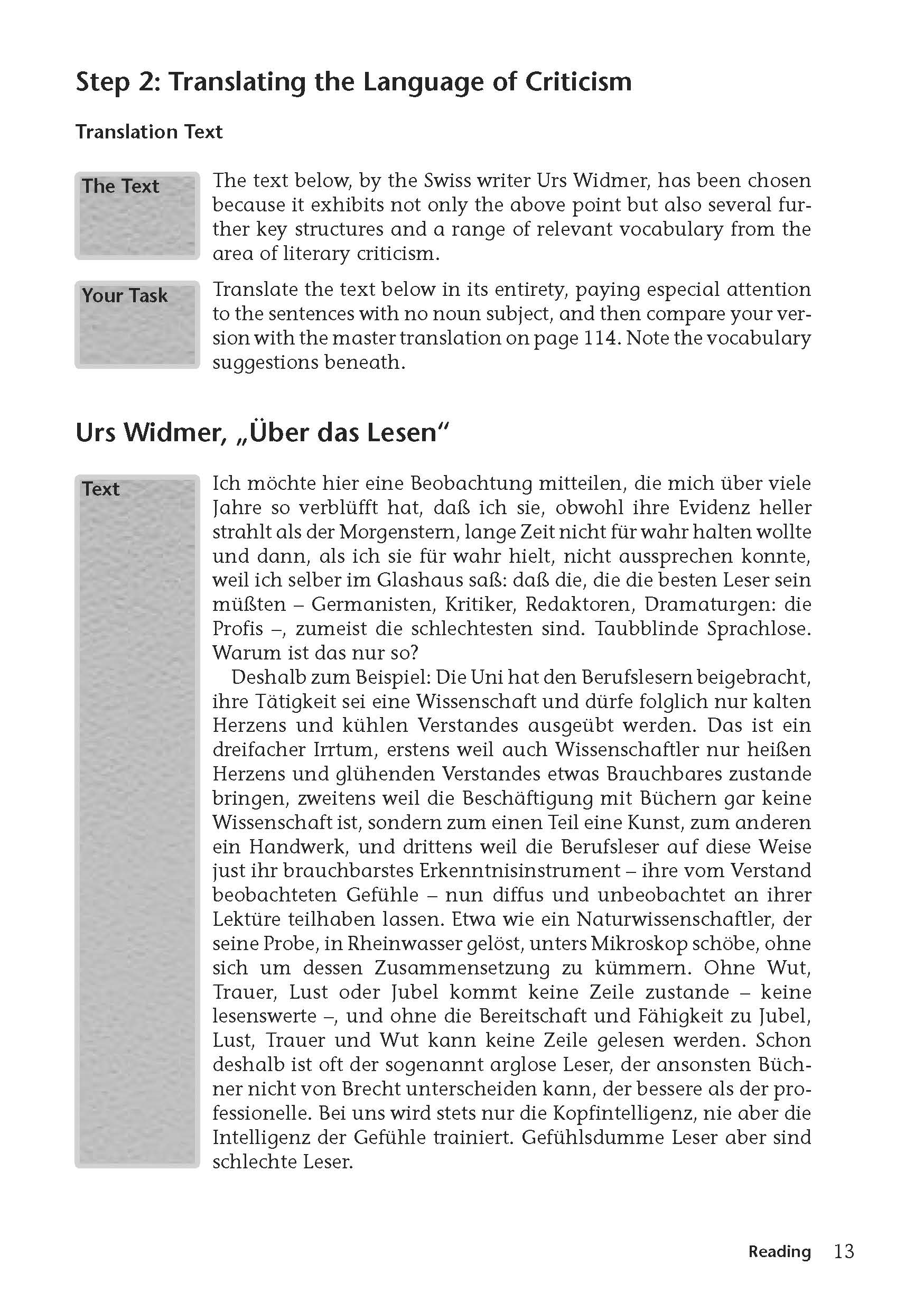 Auf einer Lehrbuchseite werden die Schülerinnen und Schüler angewiesen, einen Auszug aus Urs Widmers Über das Lesen zu lesen und zu übersetzen, wobei der Schwerpunkt auf Wortschatz und Kritik in literarischen Kontexten liegt.