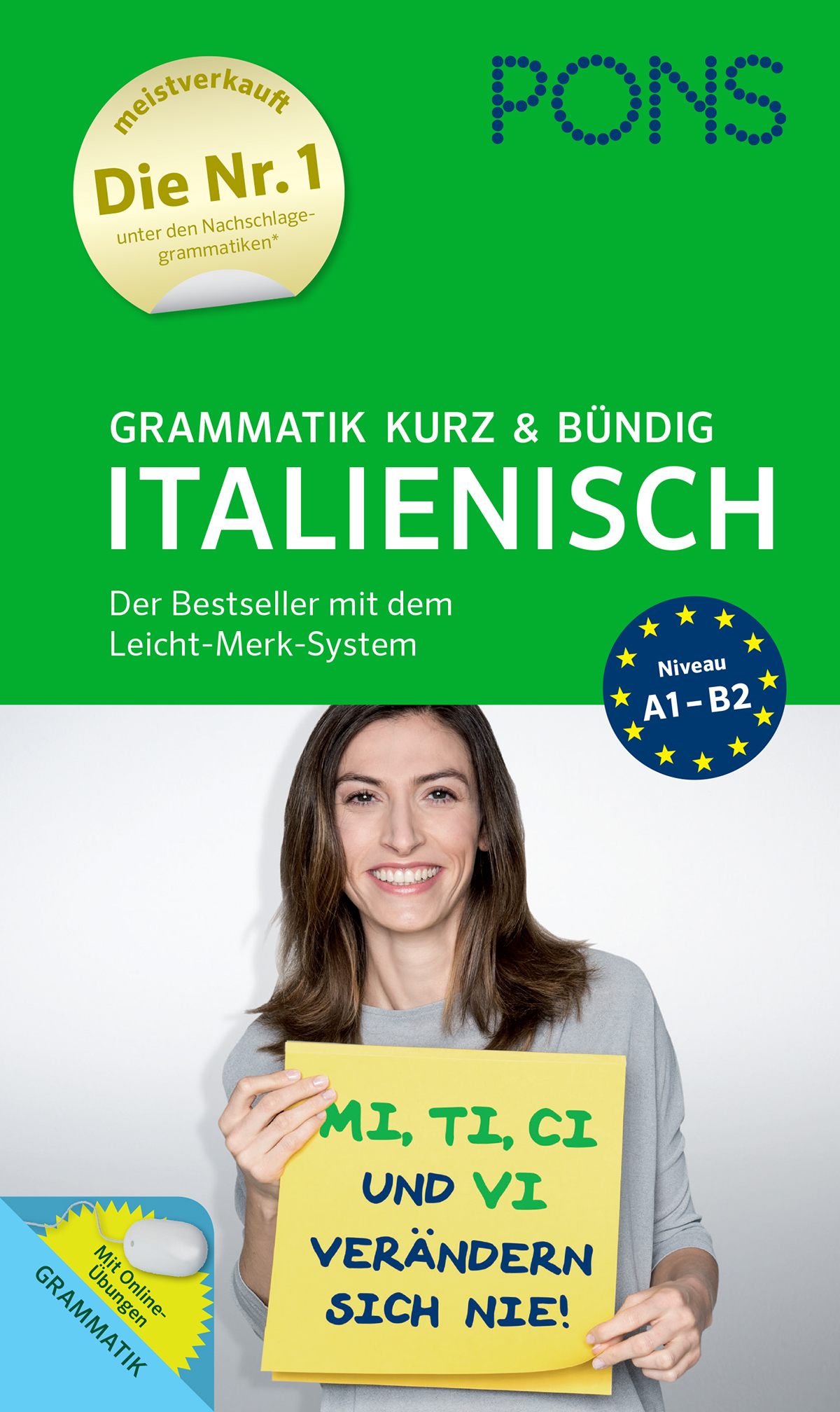 Eine Frau, die ein Schild mit italienischem Text hält, lächelt vor dem grünen Umschlag eines italienischen Grammatikbuchs von PONS, das für die Niveaustufen A1 bis B2 beschriftet und mit Bestseller- und Qualitätsplaketten versehen ist.