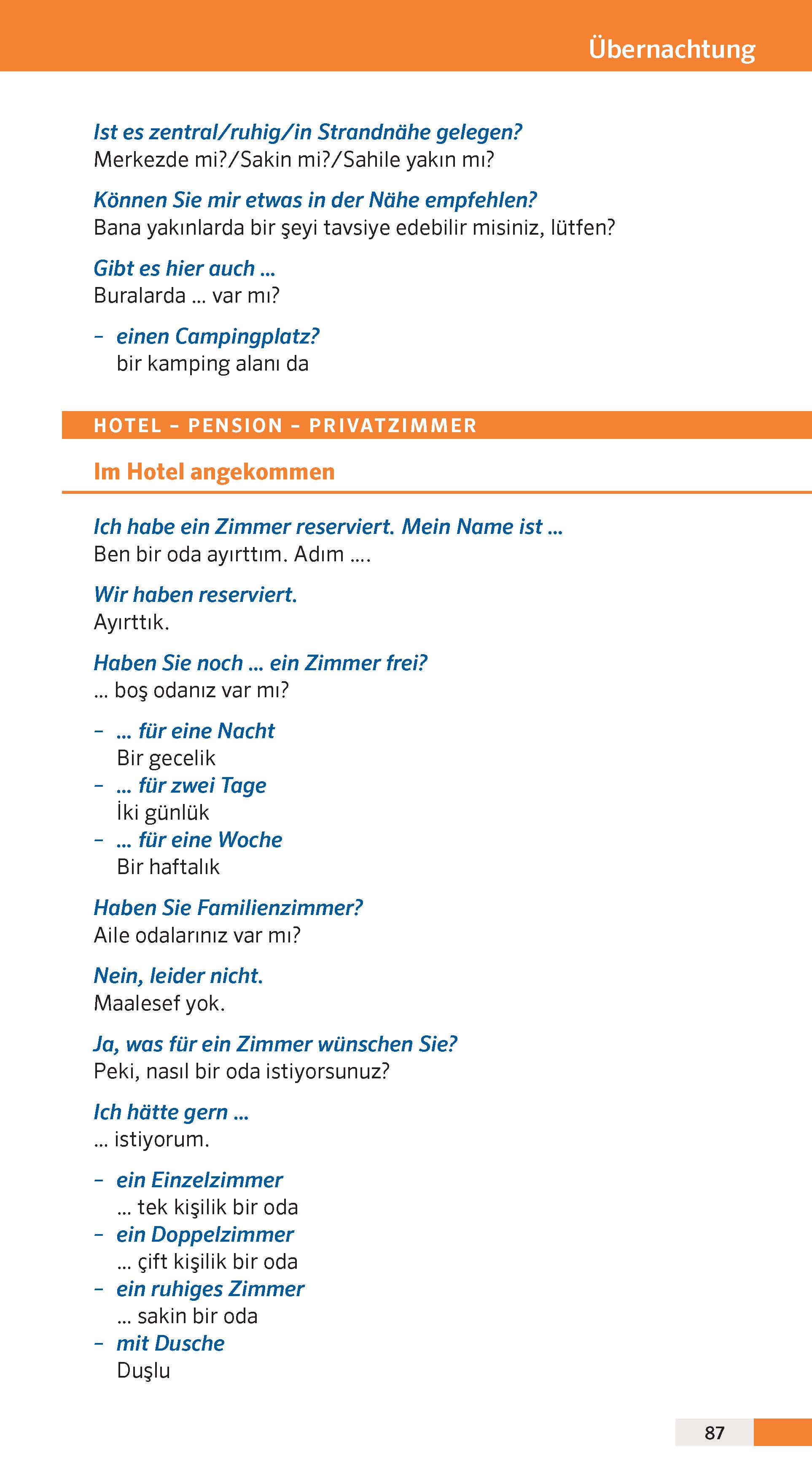 Eine deutsch-türkische Sprachführerseite mit Redewendungen rund um das Einchecken und Reservieren in Hotels, geordnet nach Situationen und hervorgehobenen Überschriften.