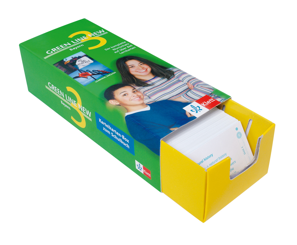 Eine rechteckige grün-gelbe Schachtel mit der Aufschrift Green Line New enthält einen Stapel Lernkarten; auf der Schachtel sind Bilder von zwei lächelnden Schülern abgebildet.