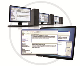 Vier Desktop-Computer sind in einer Reihe angeordnet und zeigen auf ihren Monitoren textbasierte Softwareoberflächen an.