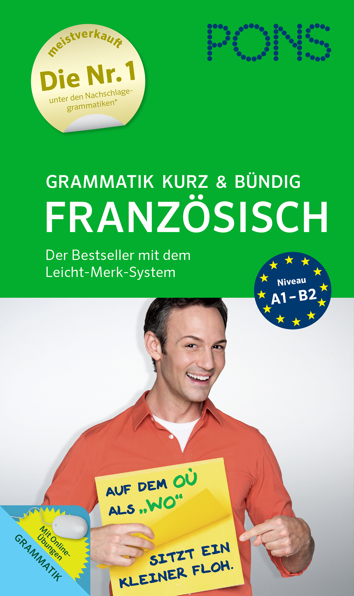 Mann lächelt und zeigt auf ein gelbes Schild mit deutschem Text, das für ein französisches Grammatikbuch für die Stufen A1 bis B2 wirbt, mit grünen und gelben Designelementen.