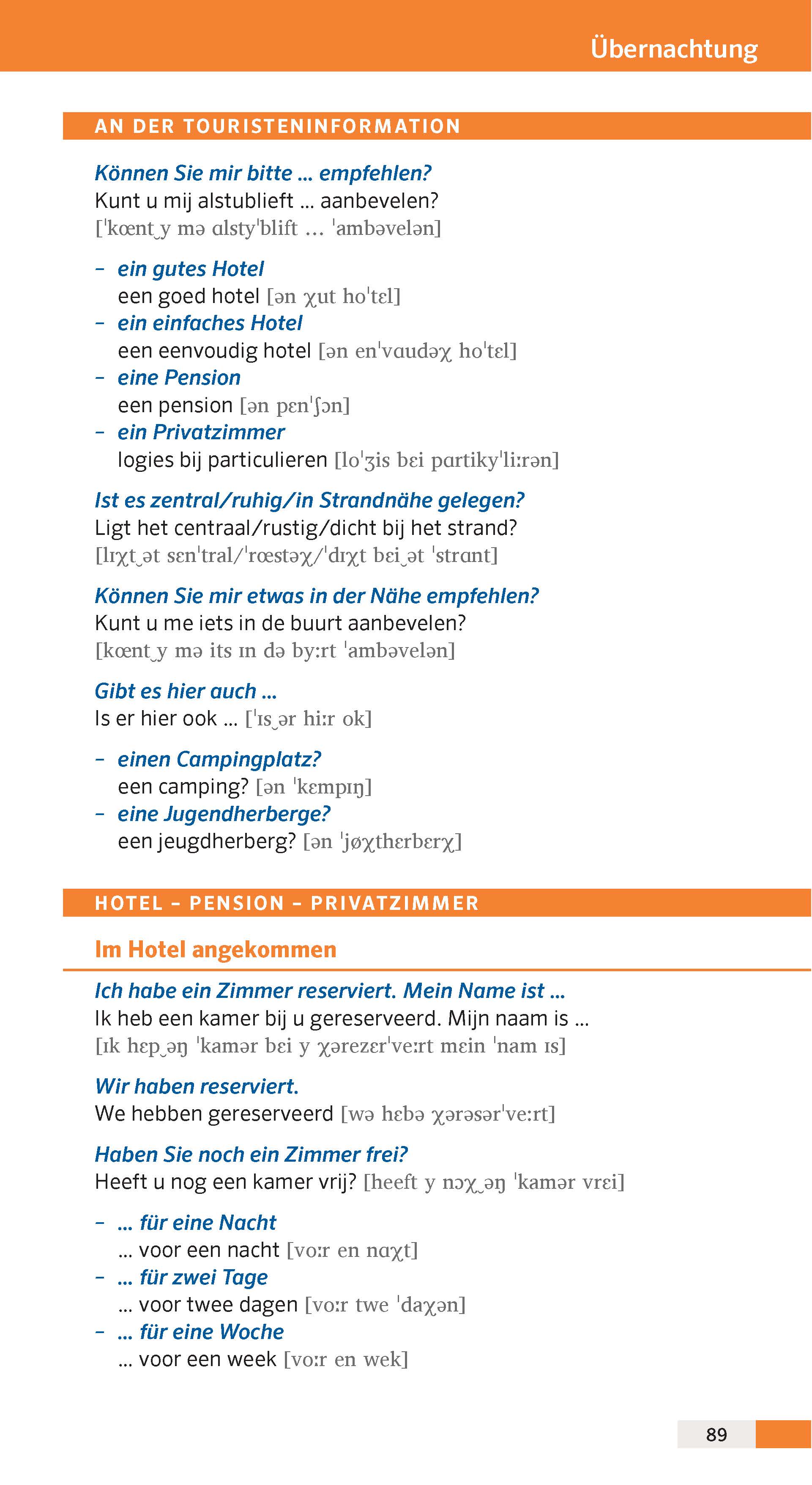 Eine deutsch-niederländische Sprachführerseite mit Übersetzungen und Aussprachehilfen zu touristischen Informationen und Unterkünften, geordnet nach Abschnitten und orange und blau hervorgehoben.