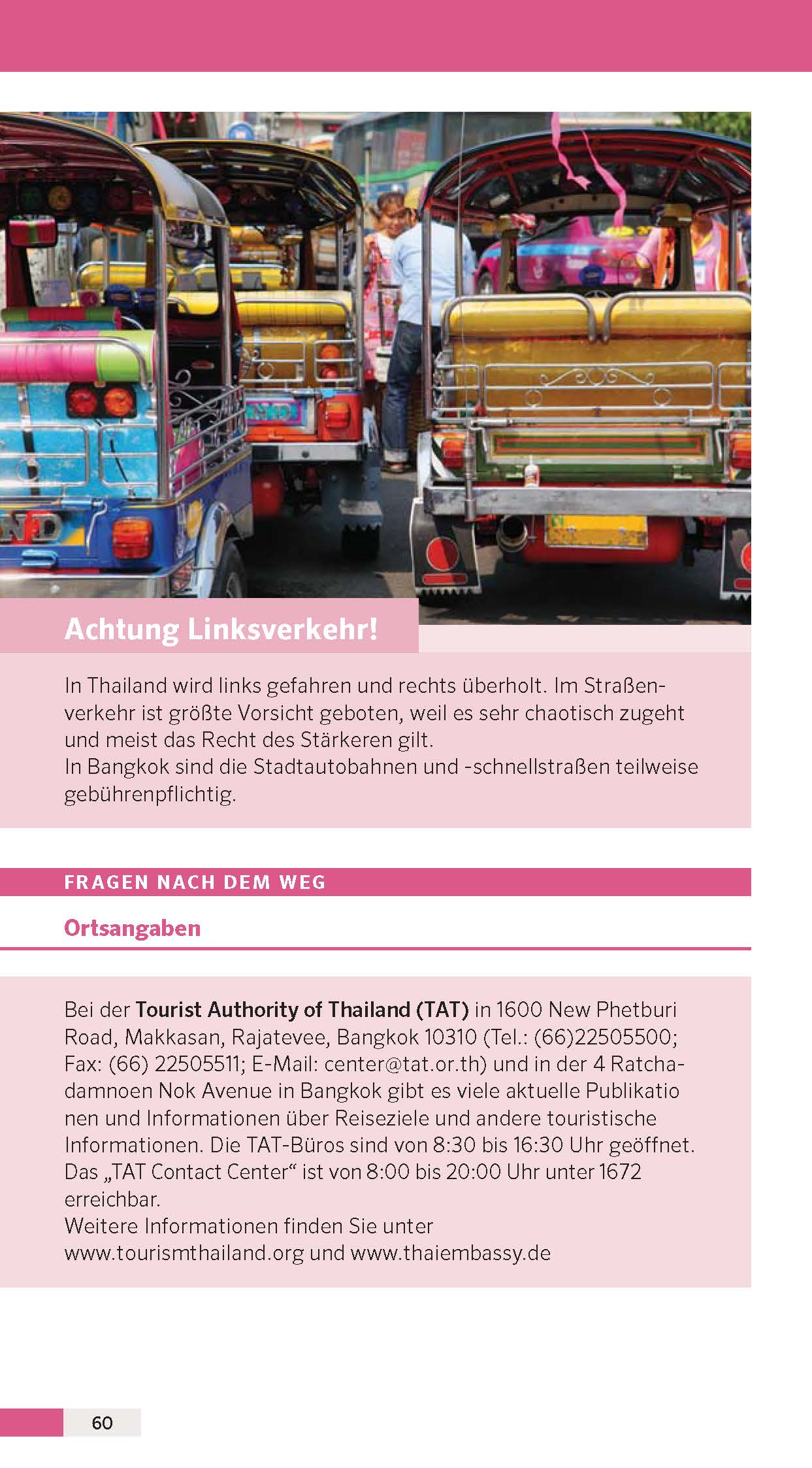 Auf einer belebten Straße in Thailand reihen sich bunte Tuk-Tuks aneinander, in denen die Fahrer sitzen. Ein Schild in deutscher Sprache gibt Touristeninformationen und Sicherheitstipps zu Verkehr und Transport.