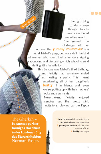 Eine Frau in einem grau karierten Rock und hohen Absätzen geht eine Betontreppe hinauf und trägt einen großen schwarzen Koffer; eine andere Frau mit einem ähnlichen Koffer steht darüber.