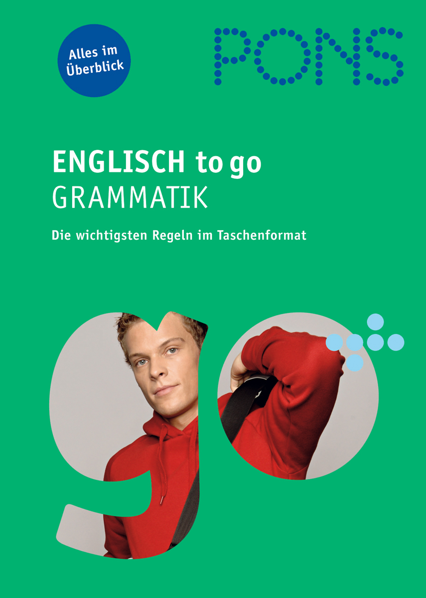 Buchumschlag von ENGLISCH to go GRAMMATIK von PONS, mit einem jungen Mann in einem roten Kapuzenpulli, der das Wort go auf grünem Hintergrund schreibt. Der Text ist auf Deutsch.