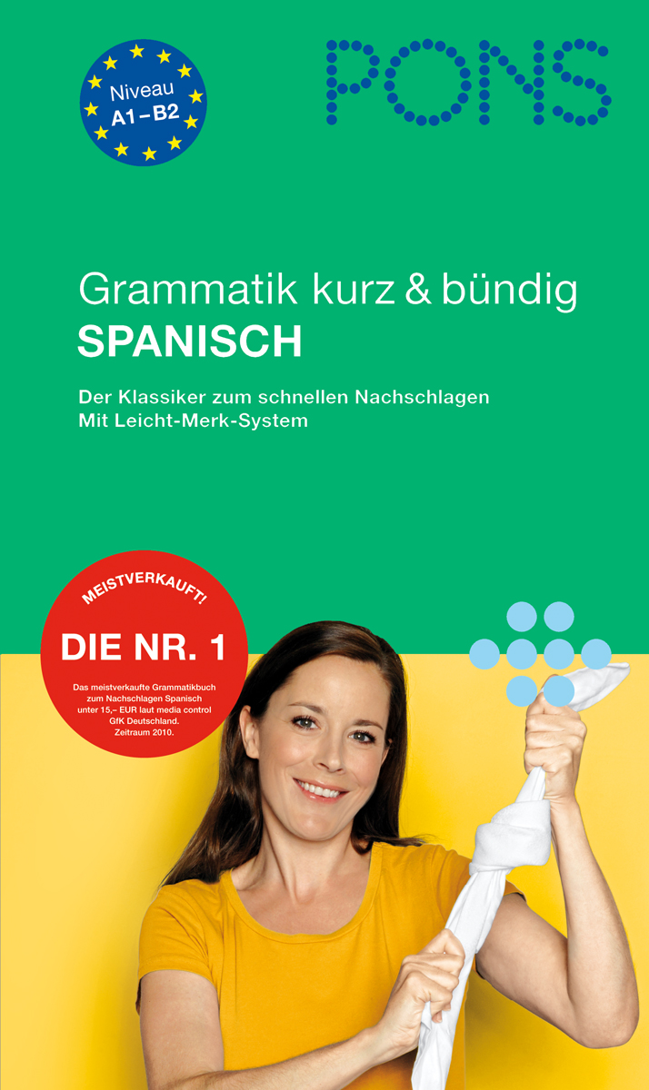 Eine Frau im gelben Hemd wickelt ein weißes Handtuch; über ihr befindet sich der Umschlagtext für ein spanisches Grammatikbuch von PONS mit Angaben zum schnellen Nachschlagen und zur Lernhilfe.