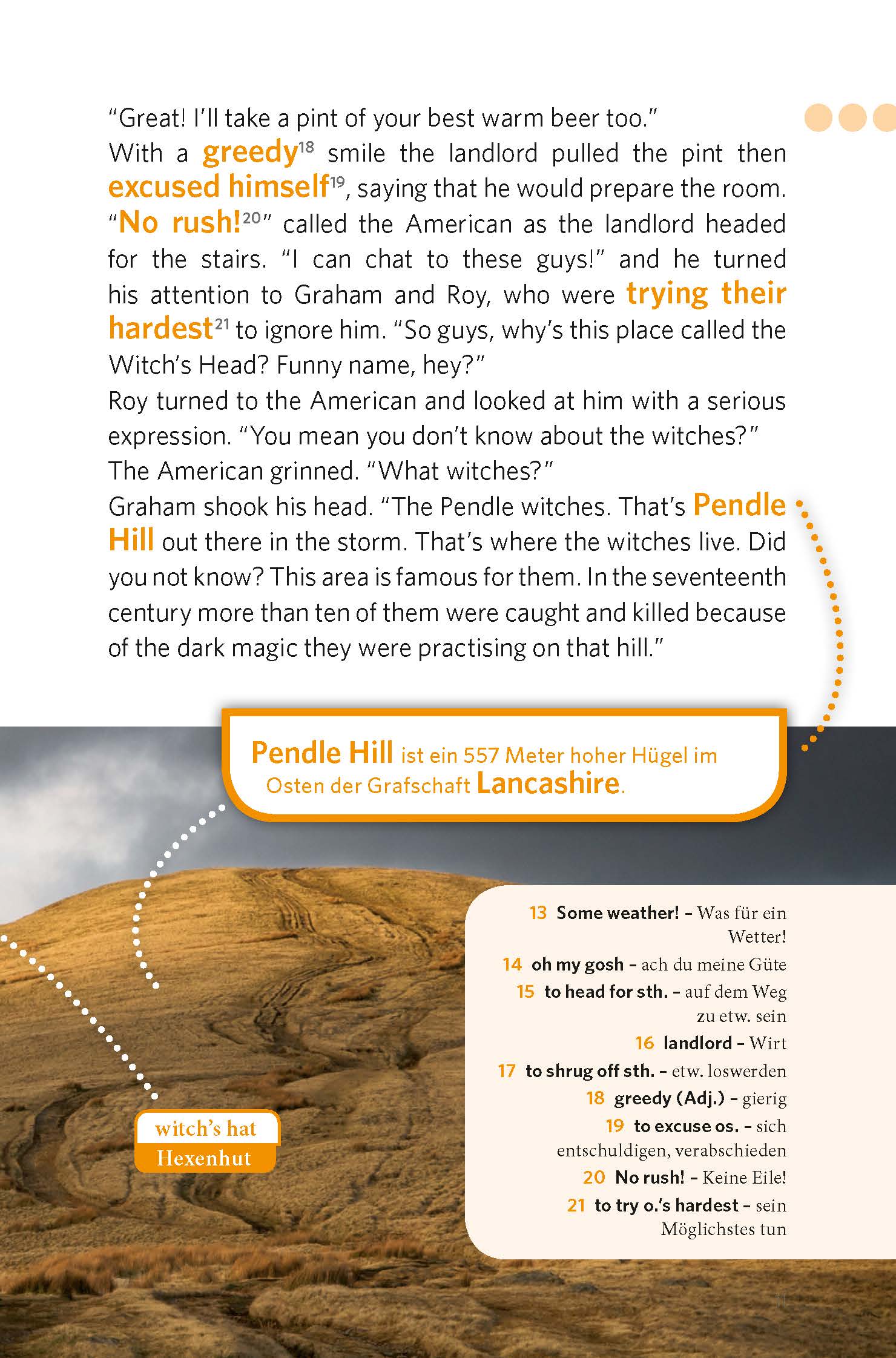 Eine Buchseite zeigt ein Gespräch über Pendle Hill, gelb hervorgehoben, mit Definitionen und Übersetzungen in orangefarbenen Kästen am unteren Rand.