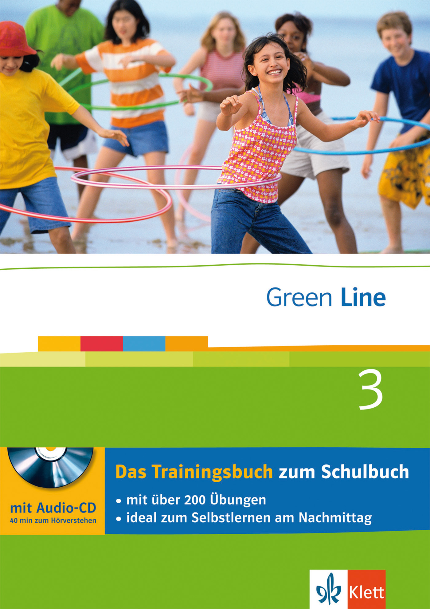 Eine Gruppe von Kindern spielt mit Hula-Hoop-Reifen an einem Strand. Das Cover wirbt für die Grüne Linie 3: Das Trainingsbuch zum Schulbuch mit Audio-CD und über 200 Übungen.