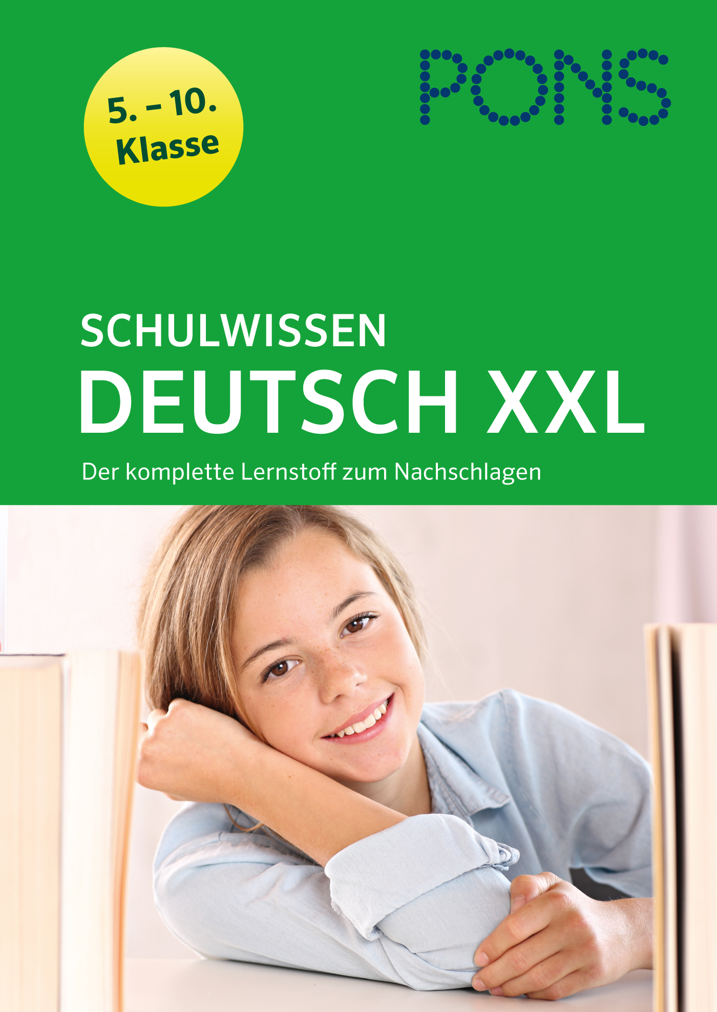 Ein lächelndes Mädchen lehnt mit dem Kopf auf den Armen an einem Schreibtisch mit Büchern, darunter ein grünes Banner mit der Aufschrift Schulwissen Deutsch XXL für die Klassen 5 bis 10.