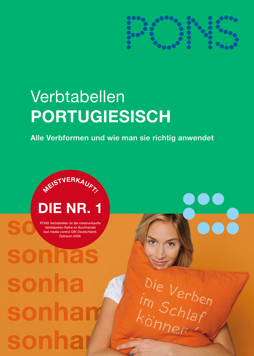 Umschlag eines deutschsprachigen Buches mit dem Titel PONS Verbtabellen Portugiesisch, das eine Frau zeigt, die ein orangefarbenes Kissen mit deutschem Text und portugiesischen Verbformen im Hintergrund hält.