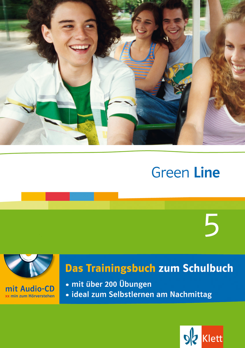 Vier Jugendliche, die lächelnd zusammensitzen und sich unterhalten, mit dem Cover eines deutschen Trainingsbuchs Green Line 5, das Informationen über die enthaltene Audio-CD und Übungen zum Selbststudium enthält.