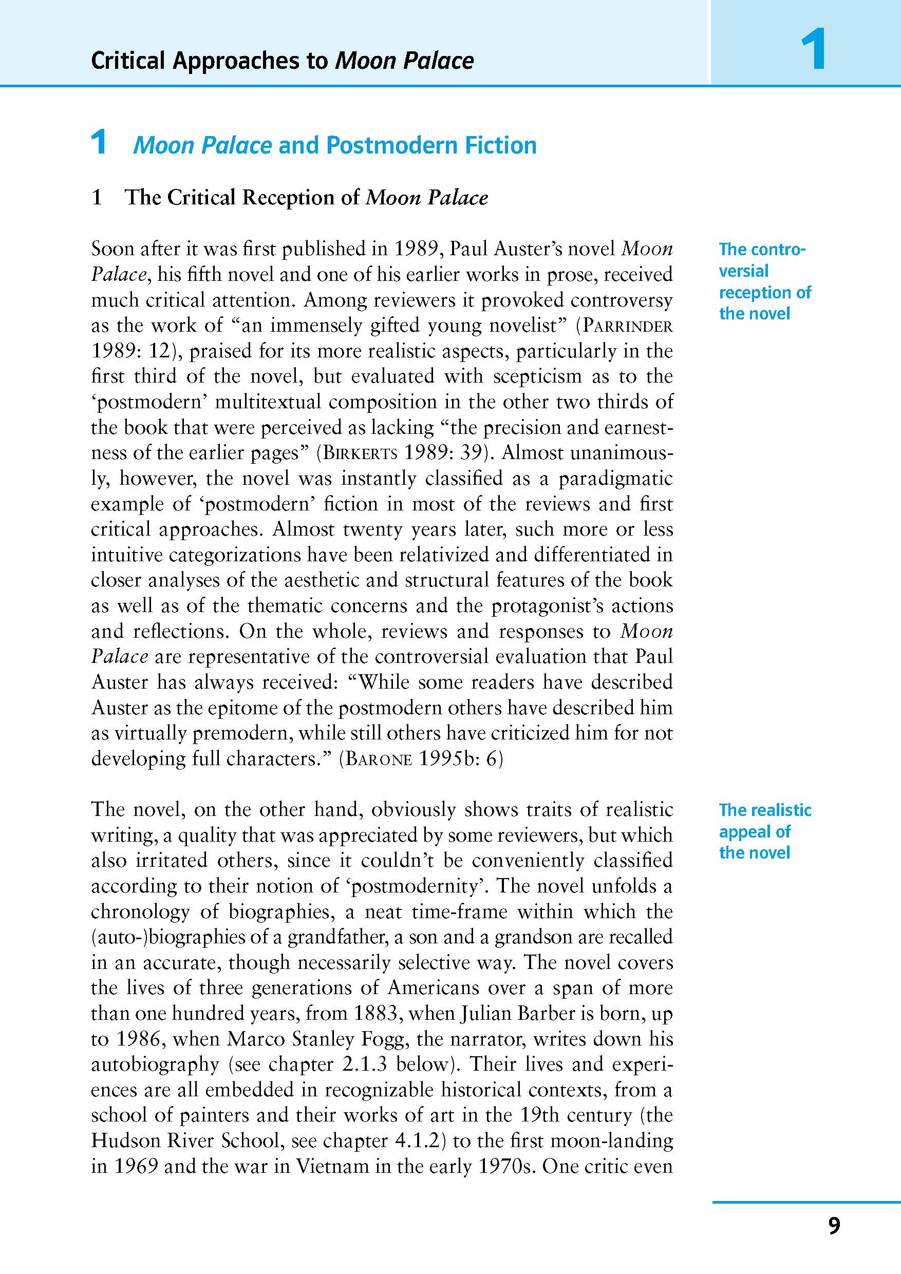 Auf einer Lehrbuchseite wird die kritische Rezeption von Paul Austers Roman Mondpalast erörtert, wobei blaue Randnotizen die Perspektiven auf den Realismus und die postmodernen Aspekte des Romans hervorheben.