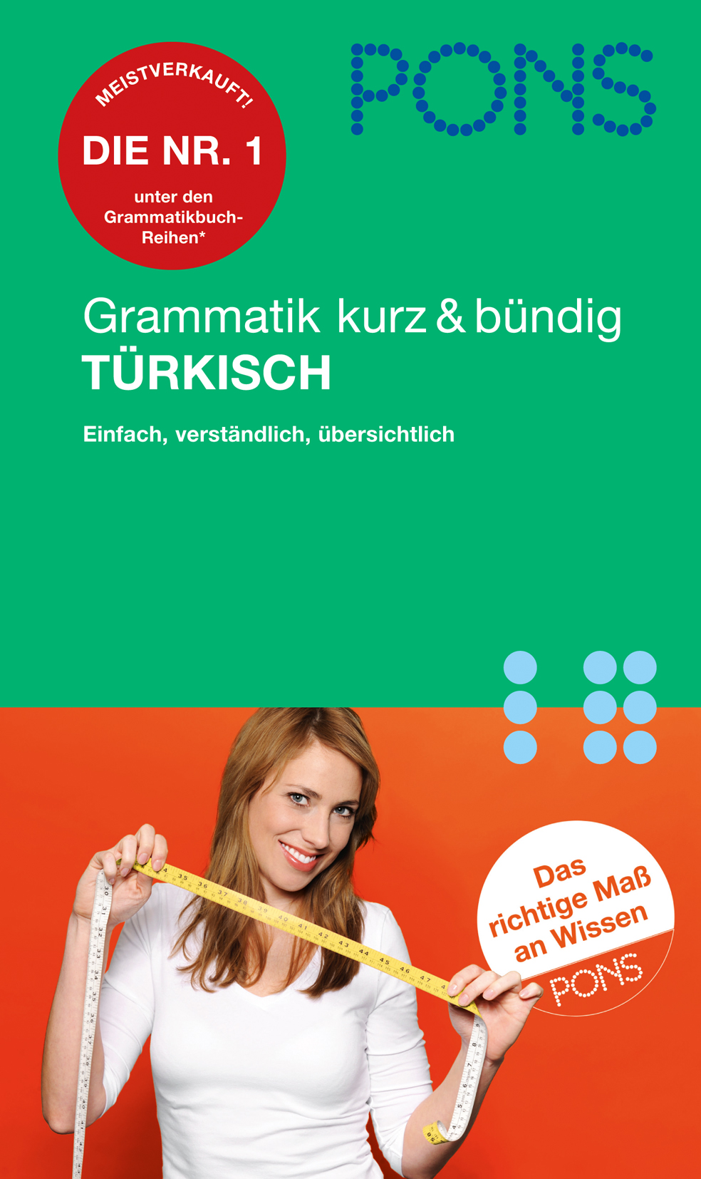 Der Buchumschlag von PONS Grammatik kurz & bündig TÜRKISCH zeigt eine lächelnde Frau, die ein gelbes Maßband hält, mit einem Text, der die Klarheit und Beliebtheit des Buches hervorhebt.
