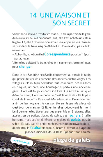 Ein französischer Text beschreibt Sandrines frühmorgendliche Zugfahrt nach Abbéville, wobei sie über die Landschaft und ihre Gedanken nachdenkt. Der Abschnitt trägt den Titel 14 UNE MAISON ET SON SECRET.