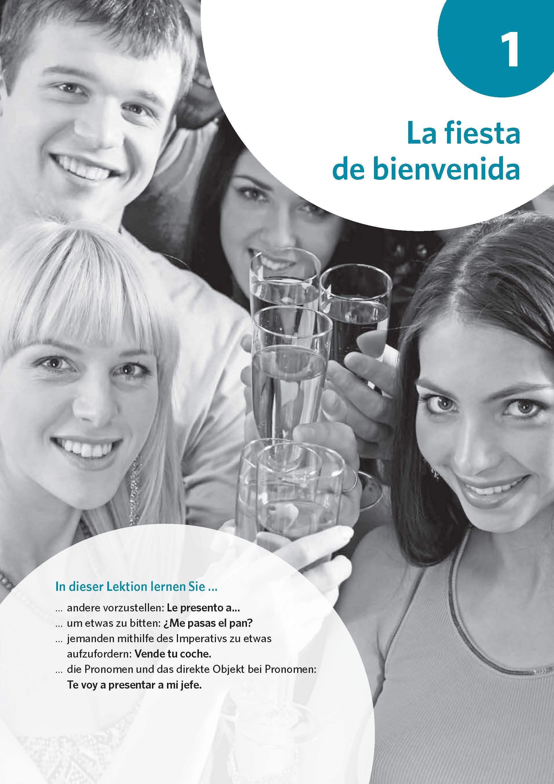 Vier junge Erwachsene lächeln und halten Getränke in die Höhe, mit dem Text La fiesta de bienvenida und Lernzielen in Deutsch und Spanisch auf dem Bild.