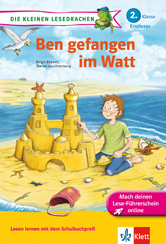 Ein Junge sitzt am Strand und baut mit einem Stock eine Sandburg. Eine Möwe fliegt in der Nähe, und im Hintergrund ist das Meer zu sehen. Der Text auf dem Bild ist auf Deutsch.