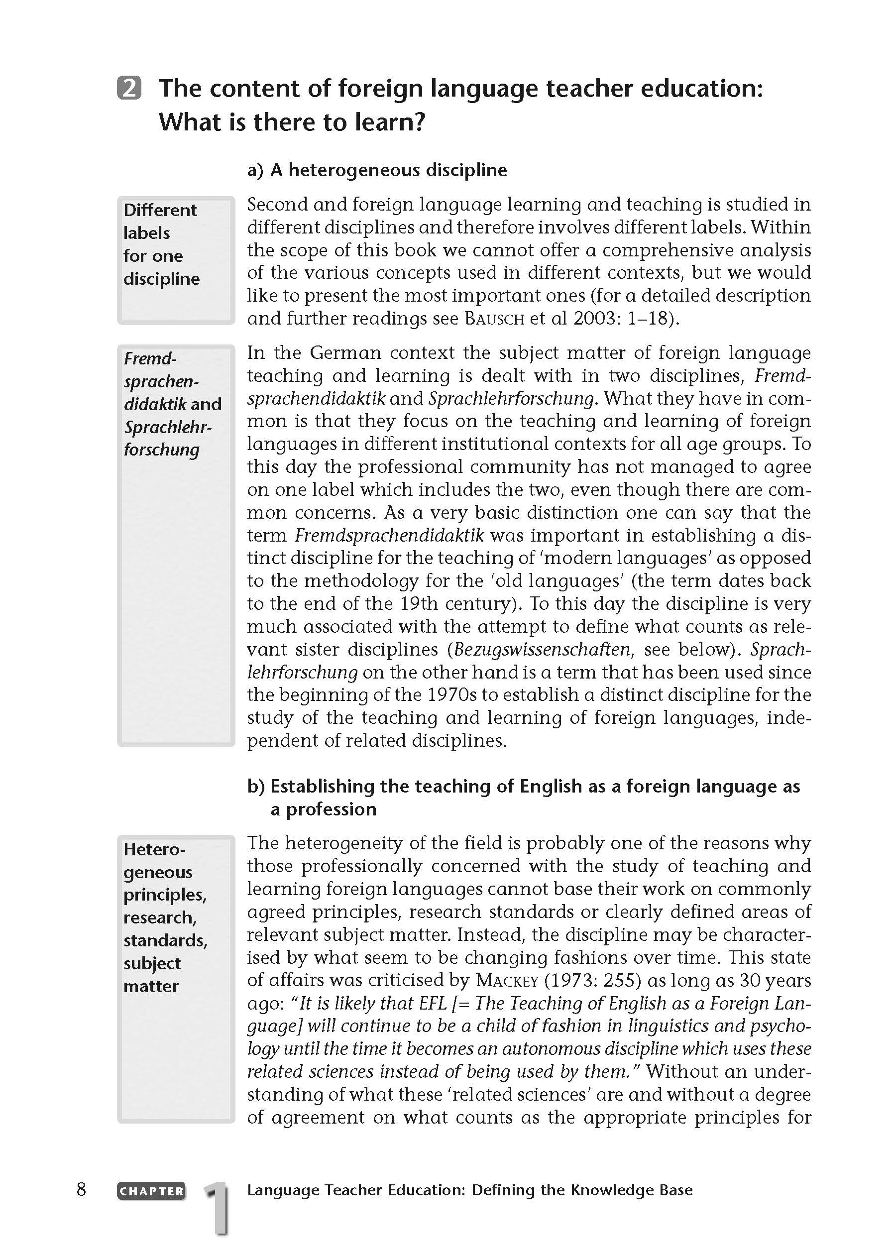 Auf einer Lehrbuchseite wird der Inhalt der Fremdsprachenlehrerausbildung erörtert, wobei verschiedene Bezeichnungen und Disziplinen auf Deutsch und Englisch verglichen werden. Es gibt Tabellen und hervorgehobenen Text.