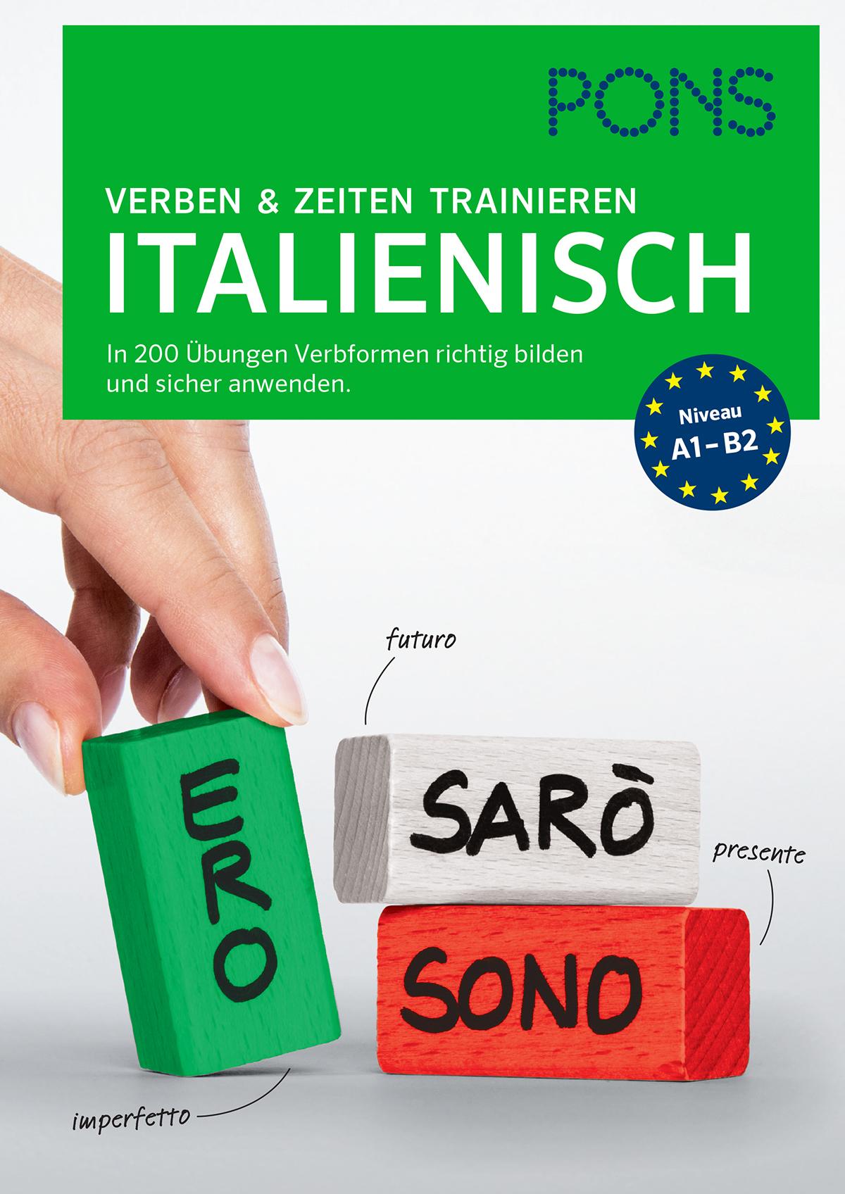 Eine Hand ordnet farbige Blöcke mit den Bezeichnungen ERO, SARÒ und SONO auf einer Fläche an, auf der ein deutscher und ein italienischer Text zum Training der italienischen Verbformen steht.