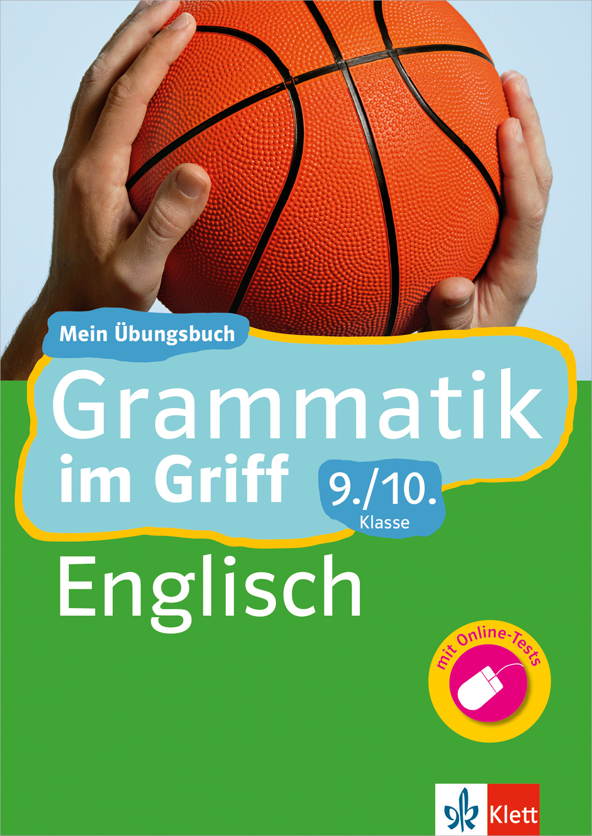 Eine Person hält einen Basketball über ein Arbeitsbuch mit dem Titel Grammatik im Griff Englisch 9./10. Klasse mit einem rosa Maussymbol, das auf Online-Tests hinweist.