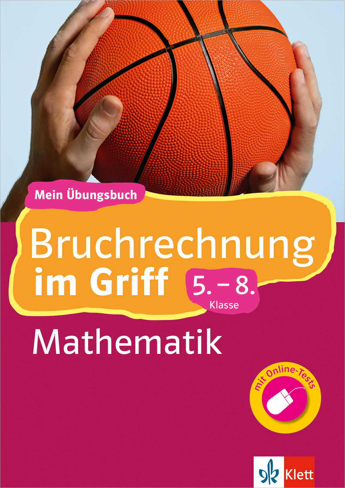 Eine Person hält einen Basketball über ein deutsches Mathe-Arbeitsheft mit dem Titel Bruchrechnung im Griff 5.-8. Klasse, das sich auf Brüche konzentriert und Online-Tests enthält.