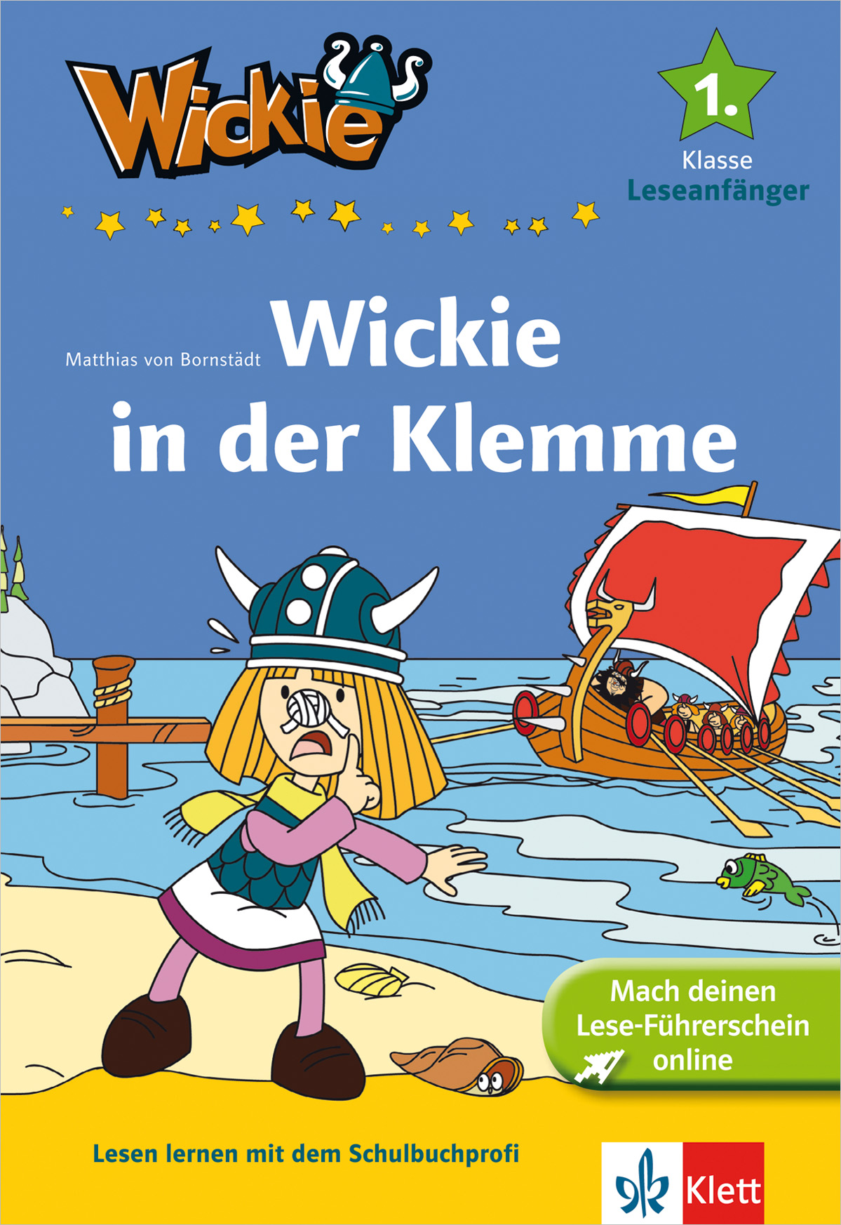 Cartoon-Wikingerkind am Ufer schaut besorgt, als sich ein Wikingerschiff nähert. Der Klappentext lautet Wickie in der Klemme für Leseanfänger der 1. Klasse.