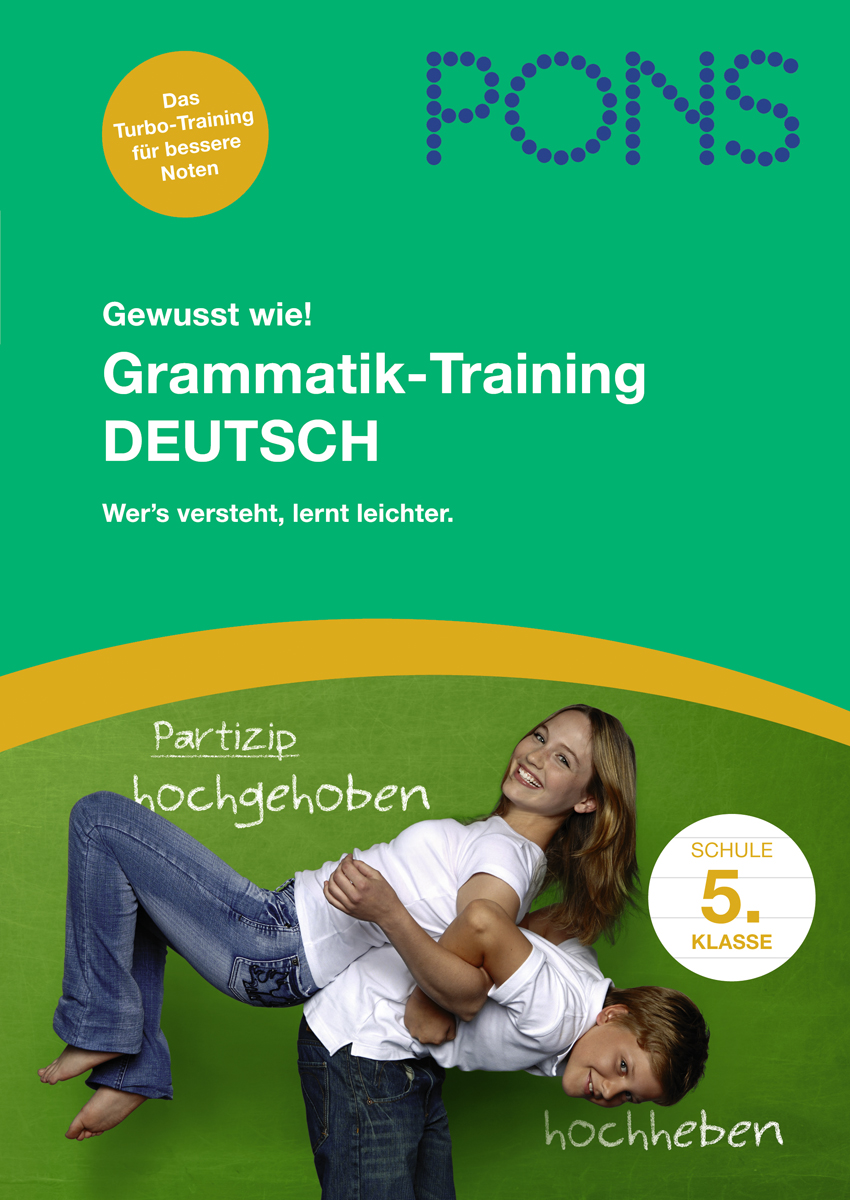 Umschlag eines deutschen Grammatiklehrbuchs für die 5. Klasse, das eine lächelnde Frau zeigt, die einen lächelnden Jungen vor einem grünen Hintergrund hochhebt. Der Titel und andere Texte sind gut sichtbar angebracht.
