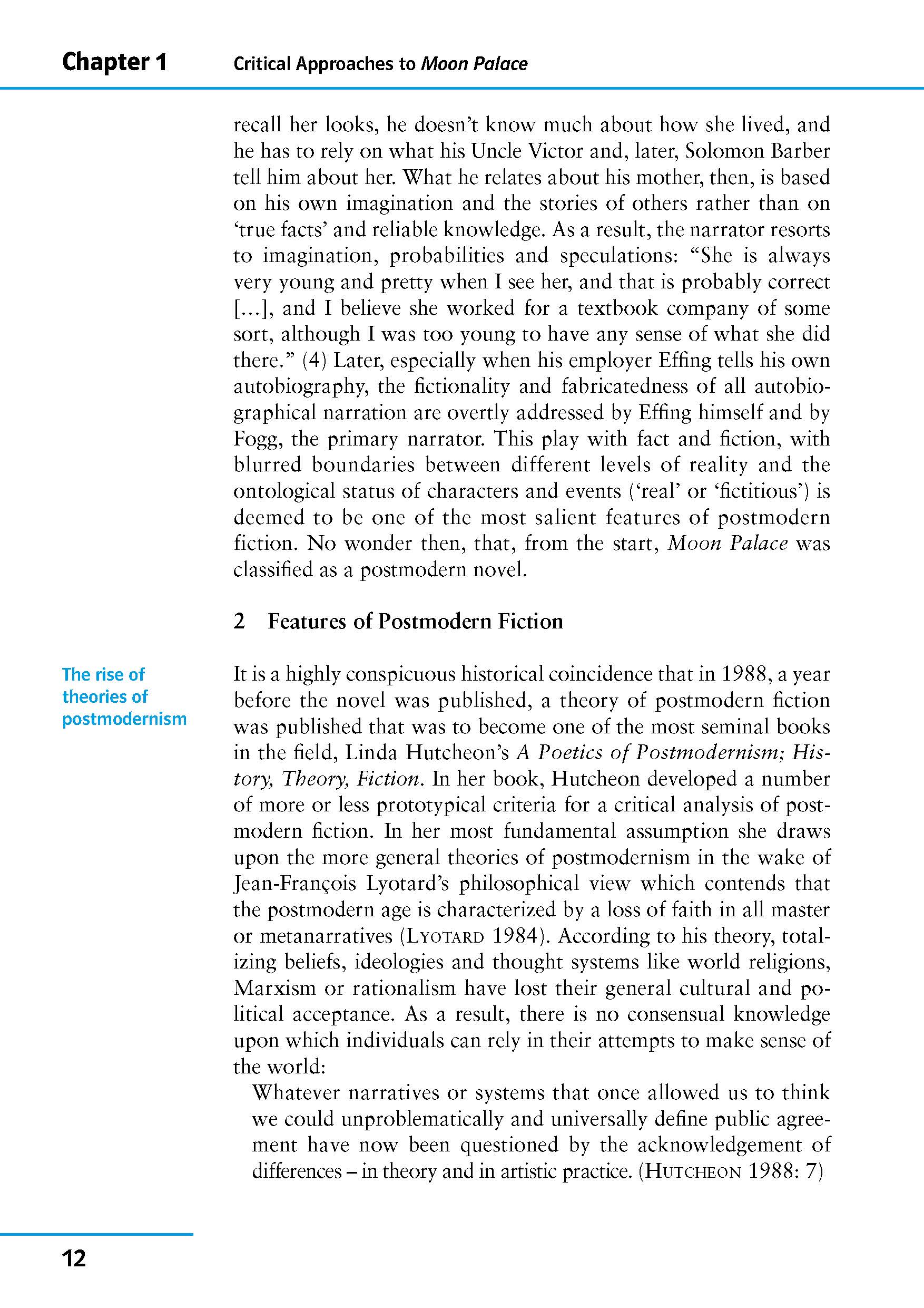 Eine Lehrbuchseite zeigt Kapitel 1, Critical Approaches to Moon Palace (Kritische Ansätze zu Moon Palace), in dem die postmoderne Fiktion und das Aufkommen der Postmodernismustheorien erörtert werden. Die Seitenzahl 12 erscheint am unteren Rand.