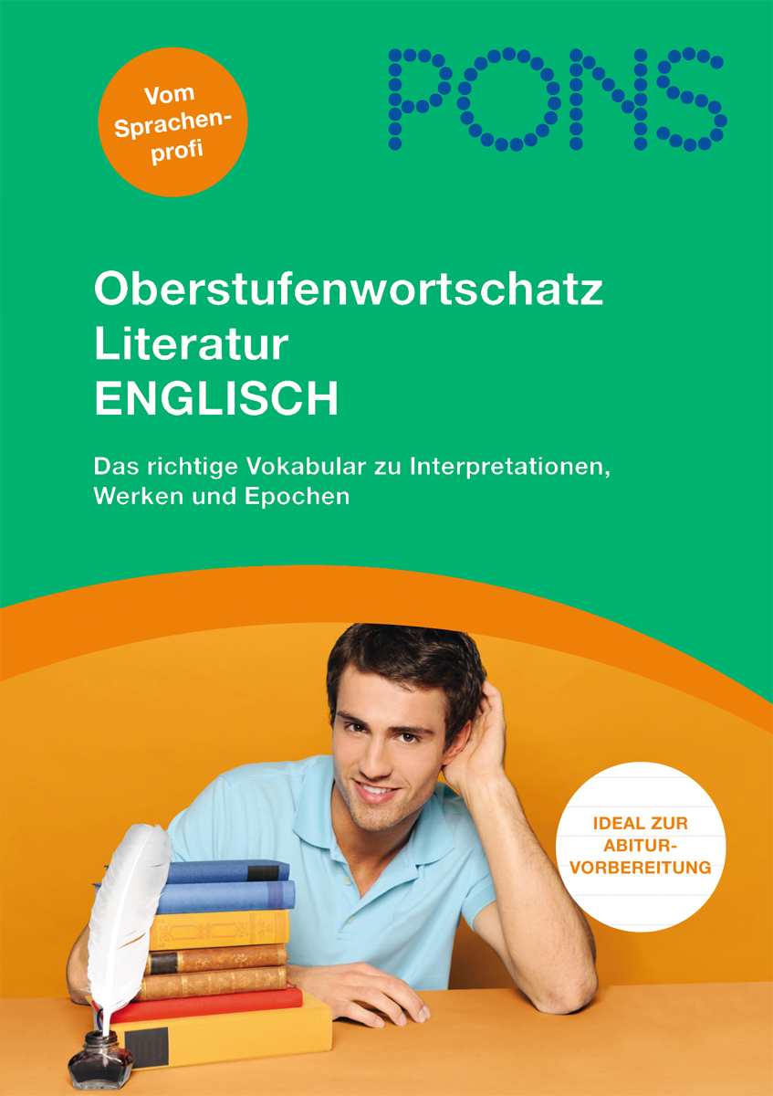 Ein junger Mann sitzt an einem Schreibtisch mit Büchern und einem Laptop und hält Papiere in der Hand, auf denen der Titel PONS Oberstufenwortschatz Literatur Englisch steht.