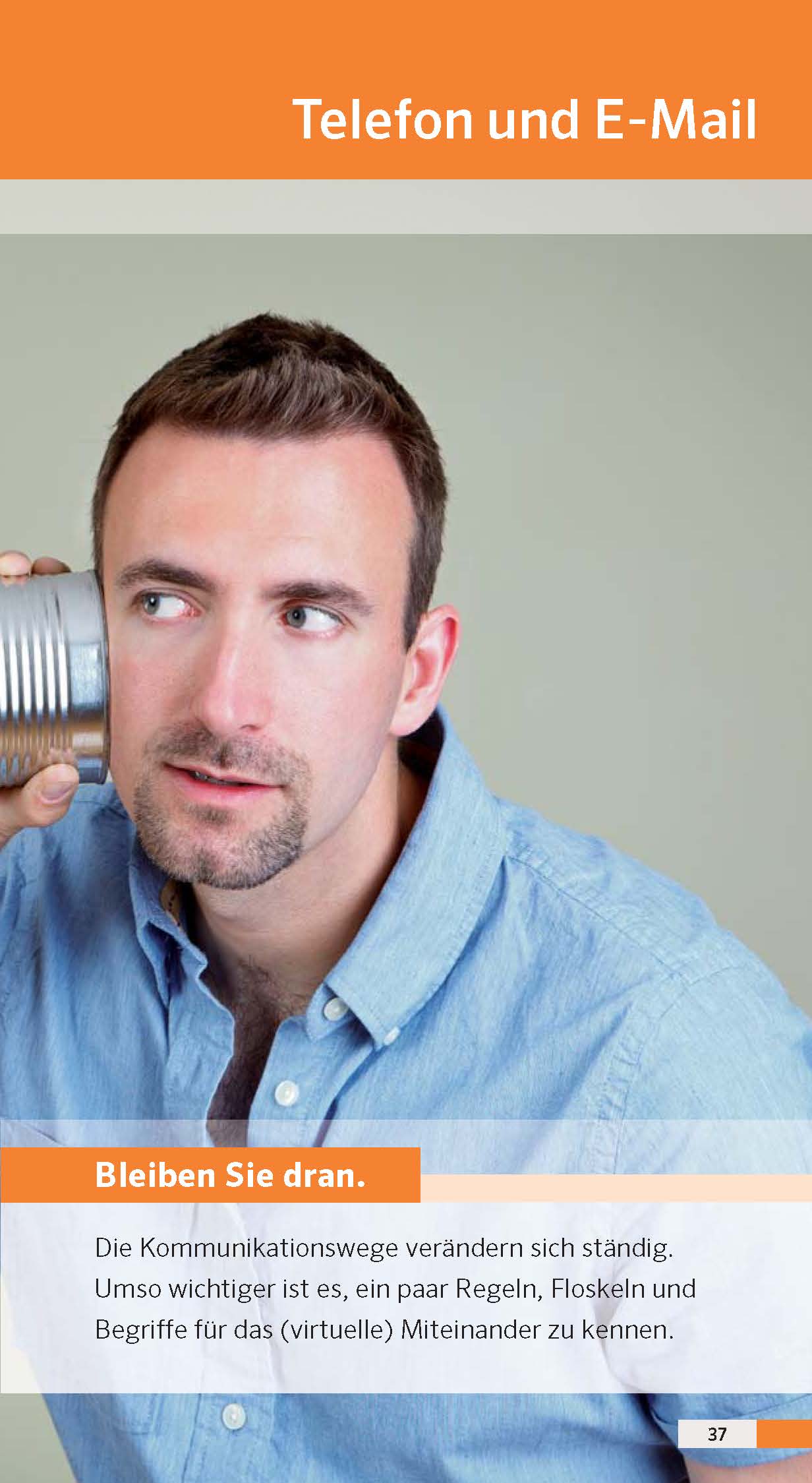 Ein Mann hält ein Dosentelefon an sein Ohr und demonstriert damit ein Kommunikationskonzept. Ein deutscher Text über Telefon- und E-Mail-Kommunikation erscheint auf dem Bild.