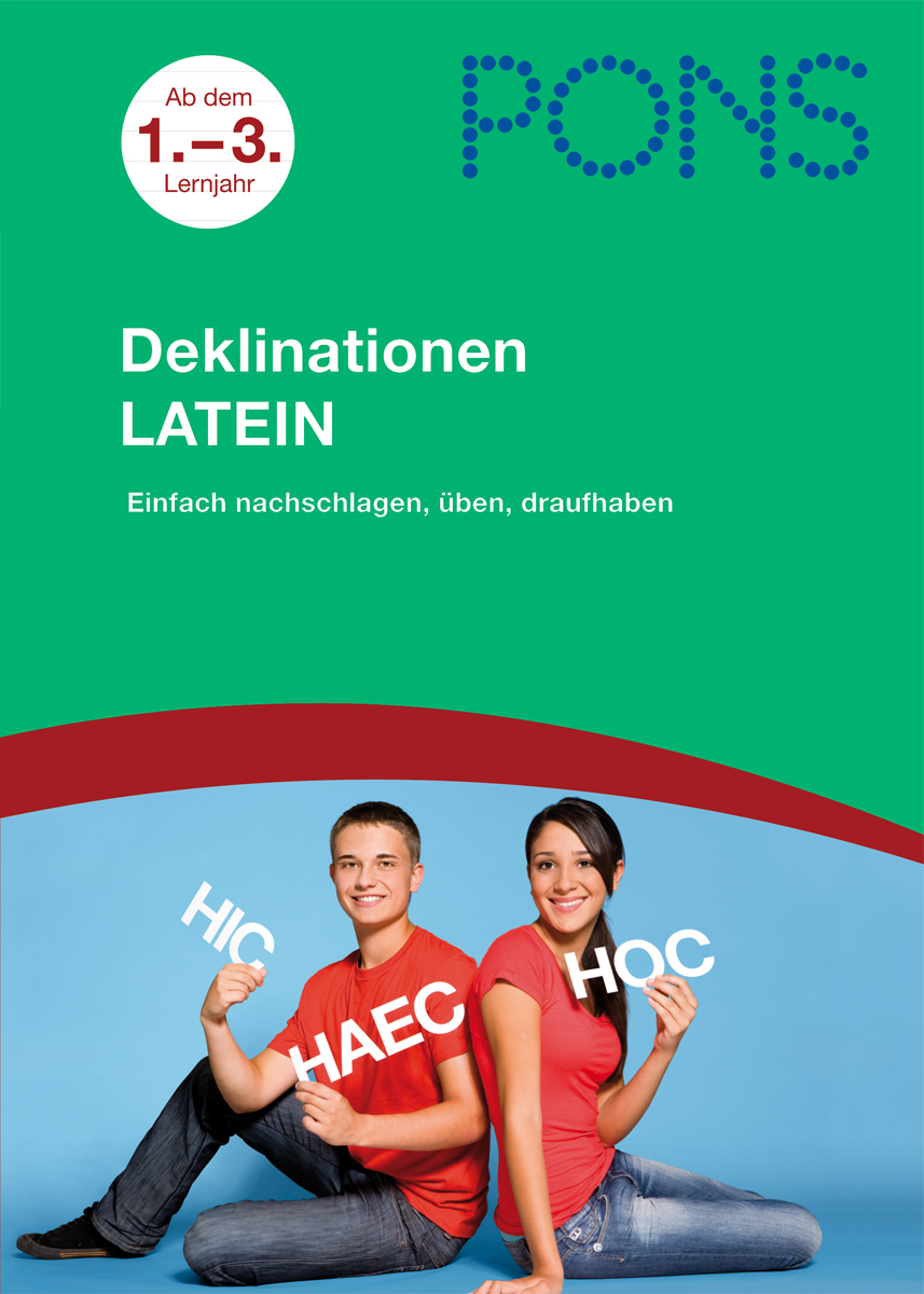 PONS Deklinationen Latein Zwei lächelnde junge Menschen sitzen auf dem Boden und halten Schilder mit den lateinischen Wörtern HIC, HAEC und HOC vor einem grünen und roten Hintergrund mit deutschem Text über lateinische Deklinationen.