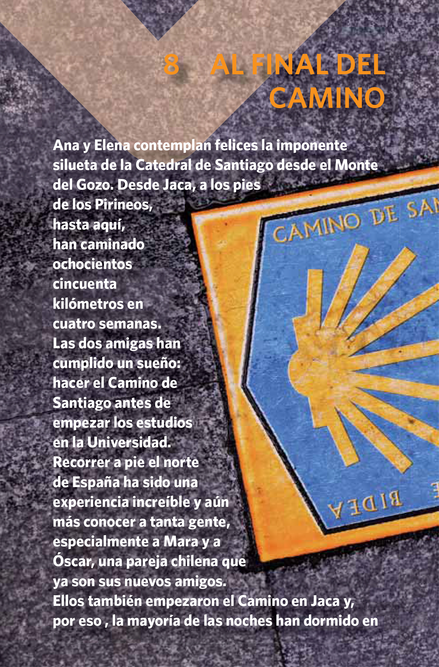 Ein Pilgerausweis mit dem gelben Muschelsymbol liegt auf einem Stein neben einem spanischen Text, der den Jakobsweg von zwei Reisenden beschreibt.