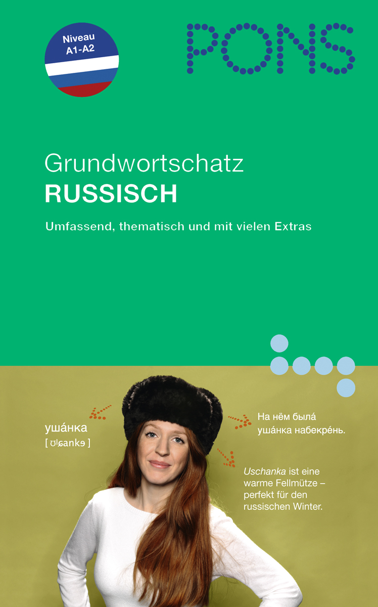 PONS Grundwortschatz Russisch Eine Frau mit Pelzmütze steht vor einem grünen Hintergrund mit deutschem und russischem Text über russische Vokabeln und das Wort Uschanka.