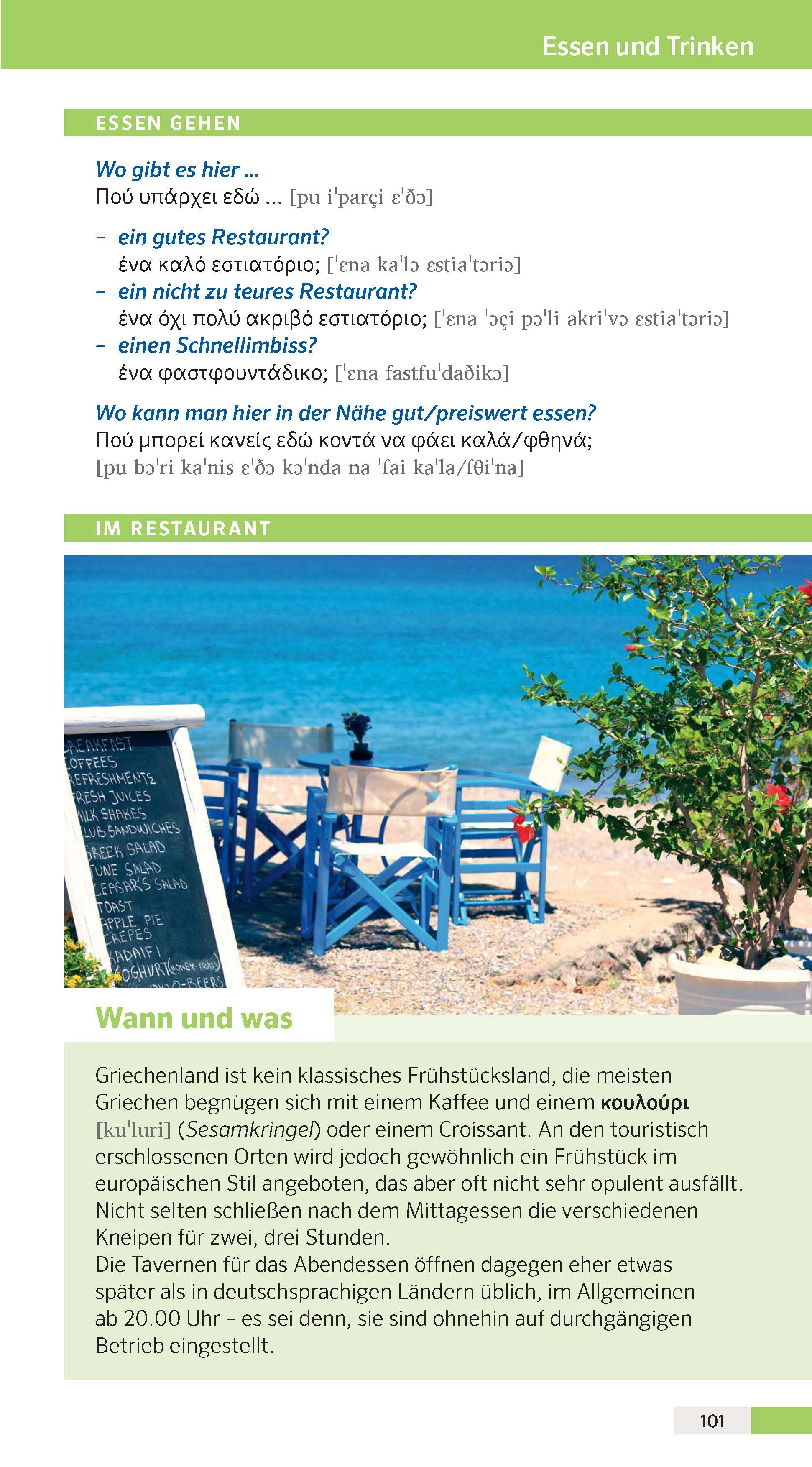 Eine Restaurantterrasse mit blauen Tischen und Stühlen bietet einen Blick auf das Meer, beschattet von weißen Sonnenschirmen; ein Mann geht in der Nähe spazieren.