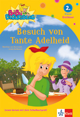Umschlag eines Buches von Bibi Blocksberg mit dem Titel Besuch von Tante Adelheid, das Bibi in Grün mit einer Frau in Lila an einem Tisch im Freien zeigt, mit Kuchen und Grünzeug im Hintergrund.