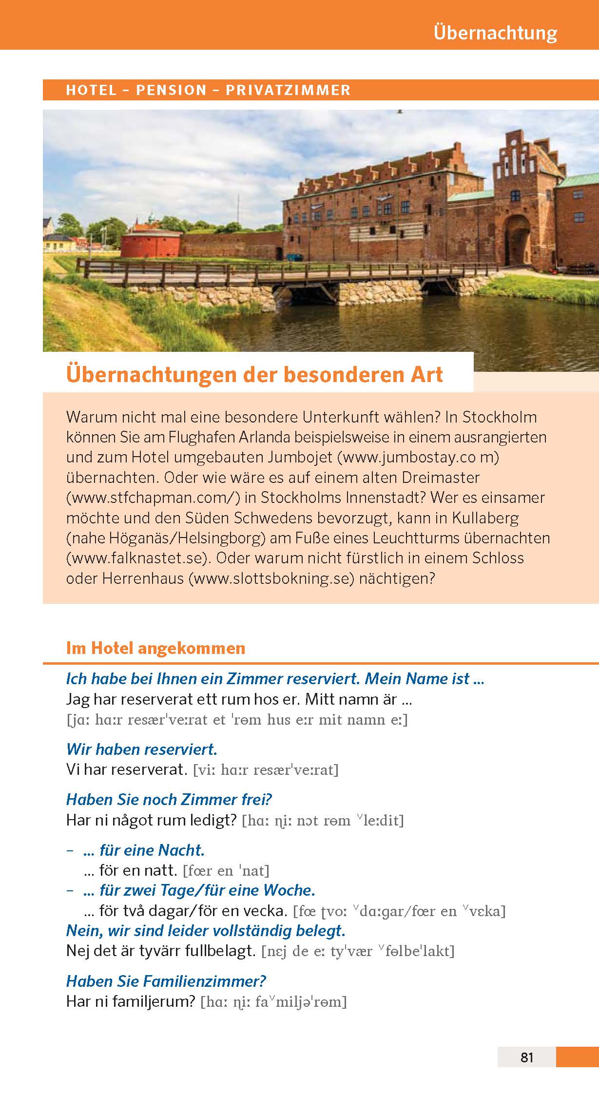 Eine deutschsprachige Reisebroschüre beschreibt einzigartige Unterkunftsmöglichkeiten in Schweden, mit hervorgehobenem Text, einer orangefarbenen Überschrift und einem Abschnitt mit dem Titel Im Hotel angekommen.