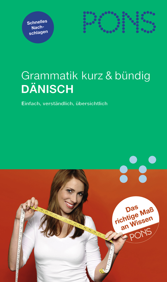 Eine Frau hält ein Maßband in der Hand und lächelt; das Bild enthält einen deutschen Text, der für einen prägnanten dänischen Grammatikführer von PONS wirbt.