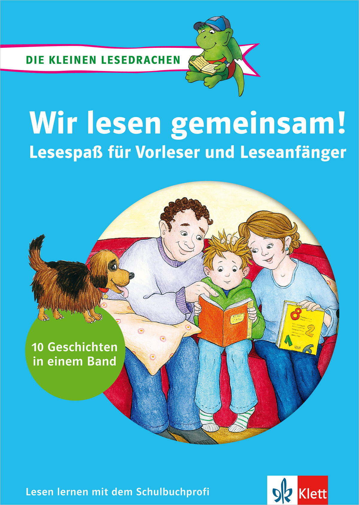 Buchumschlag mit dem Titel Wir lesen gemeinsam!, der zwei Kinder und einen Hund beim Lesen auf einer Couch zeigt, darüber ein Drachenmaskottchen und einen grünen Kreis mit der Aufschrift 10 Geschichten in einem Band.