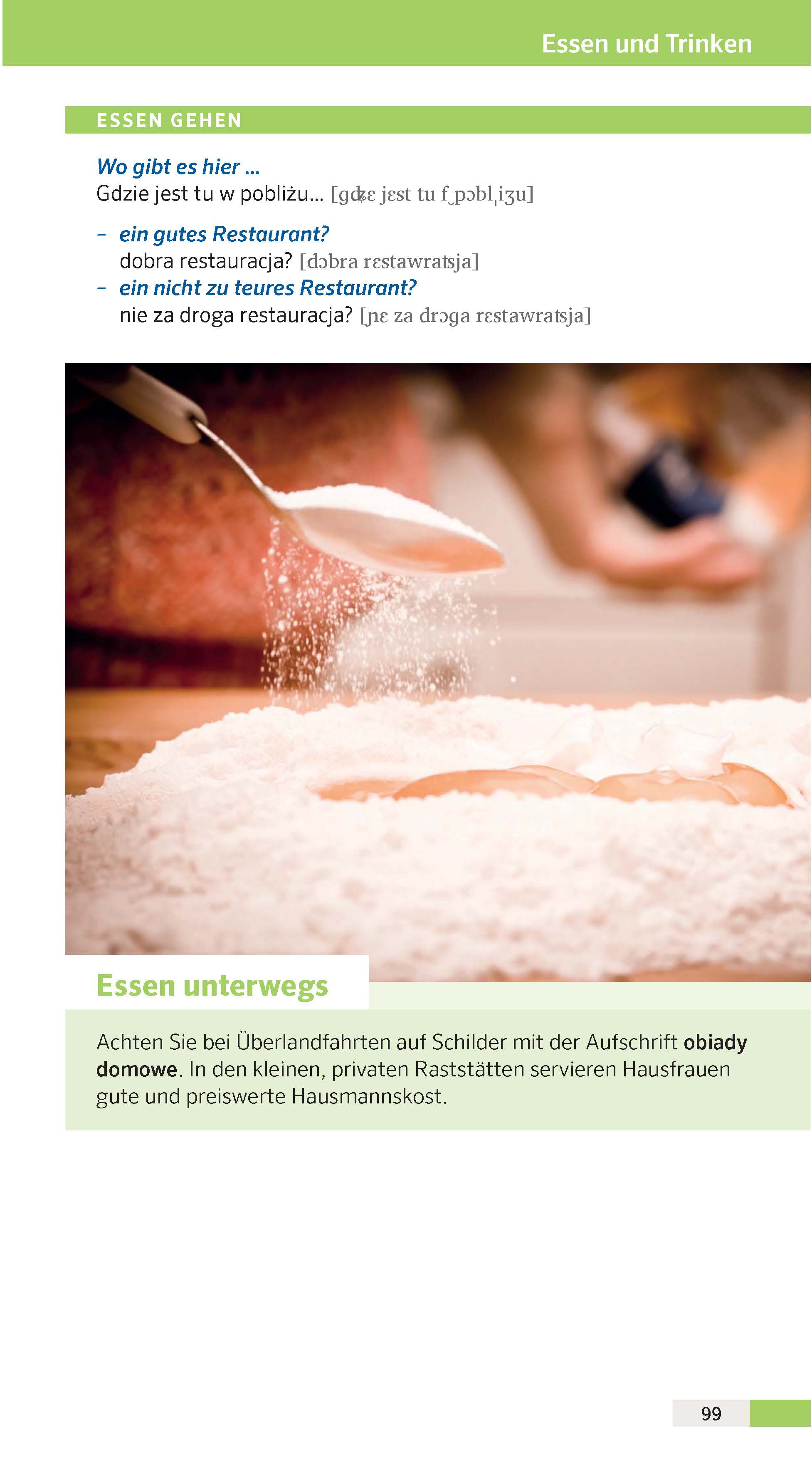 Nahaufnahme von Händen, die Mehl auf den Teig streuen, mit Text darüber und darunter über das Essen und die Suche nach Restaurants auf Reisen, in Deutsch und Polnisch.