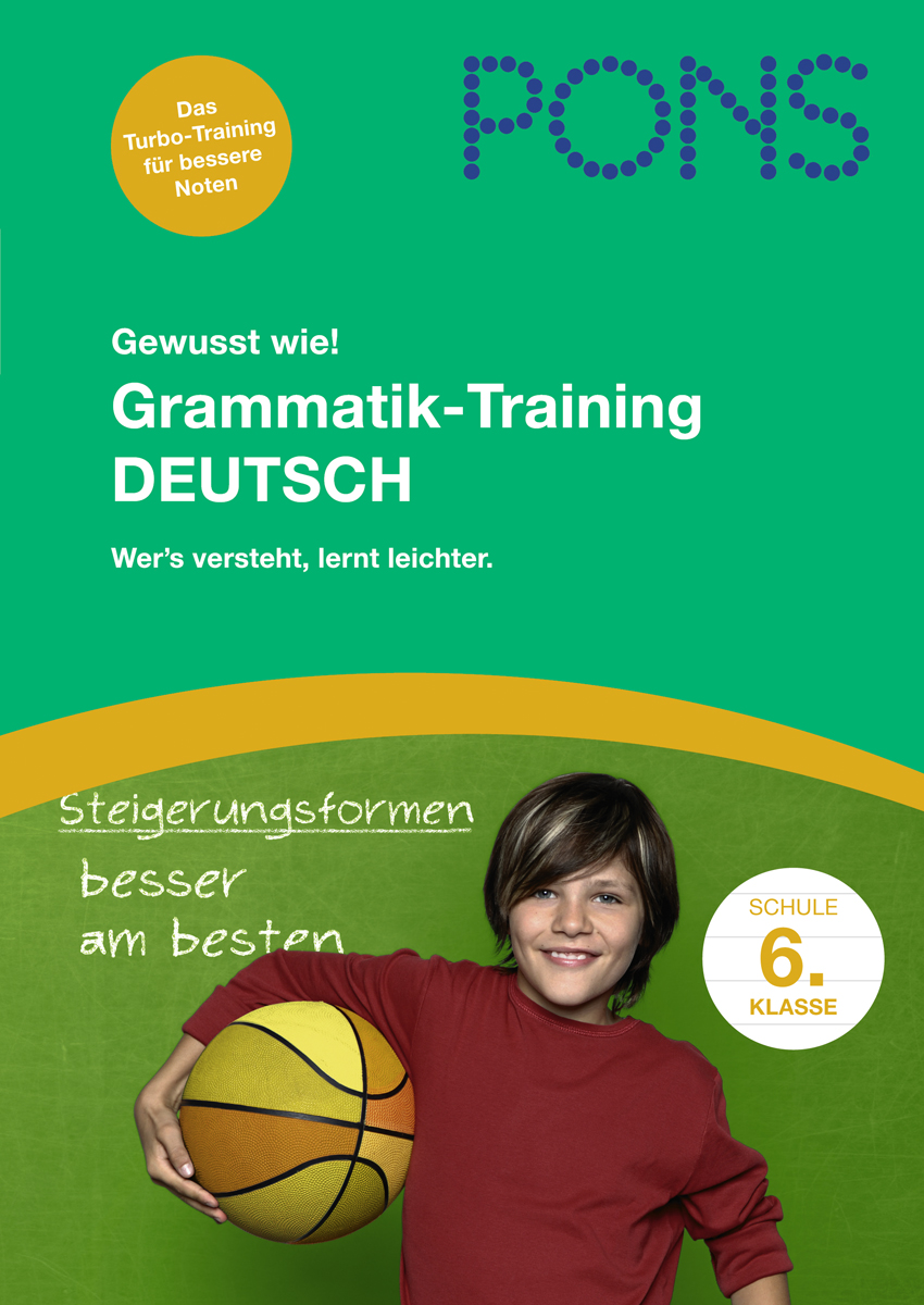 Ein lächelnder Junge hält einen Basketball vor einer grünen Kreidetafel mit Informationen zum Grammatikunterricht für die 6. Klasse von PONS.