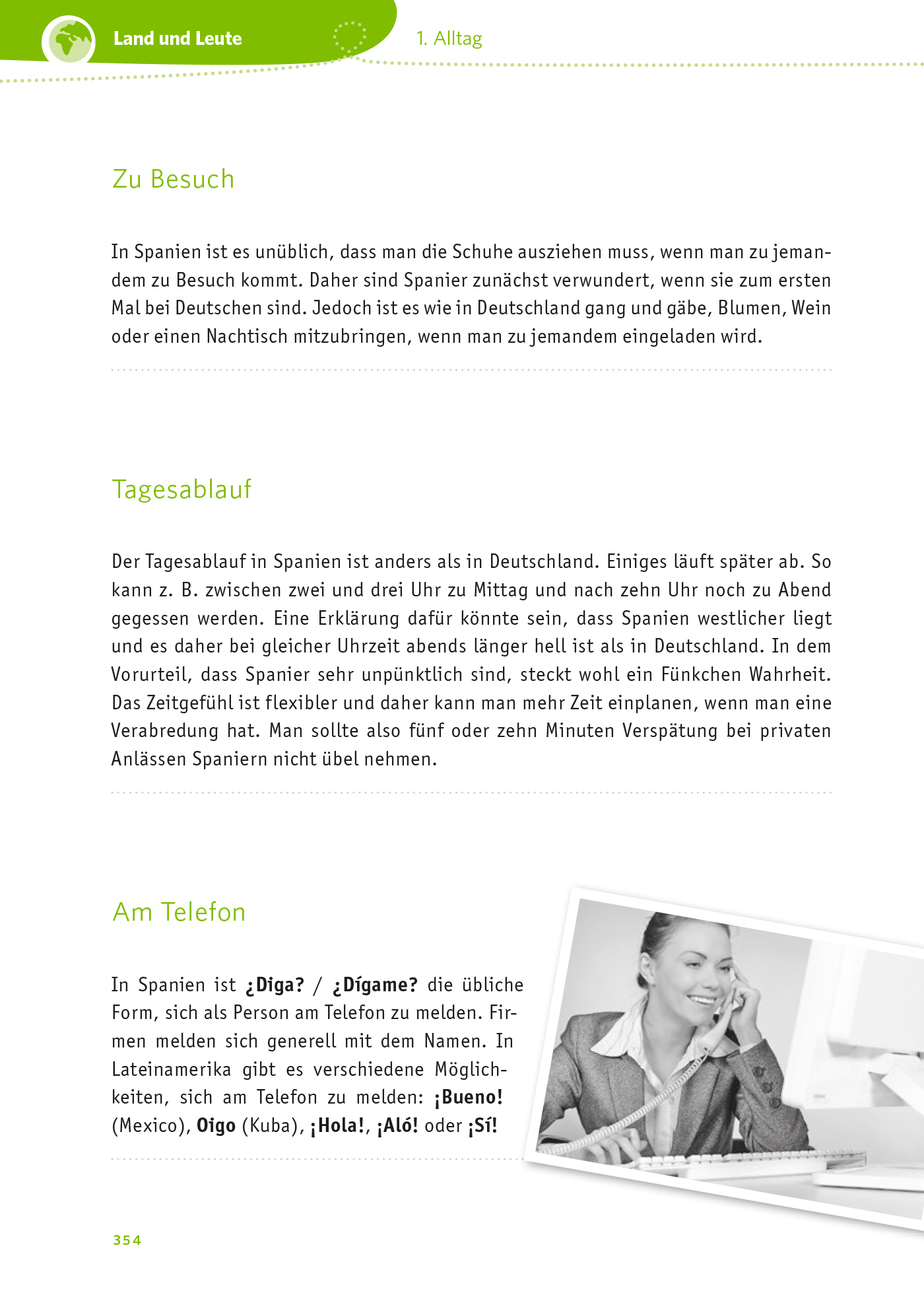 Ein Schwarz-Weiß-Foto eines Mannes im Anzug, der an einem Schreibtisch sitzt und sich ein Telefon ans Ohr hält, mit einem Computermonitor im Hintergrund.