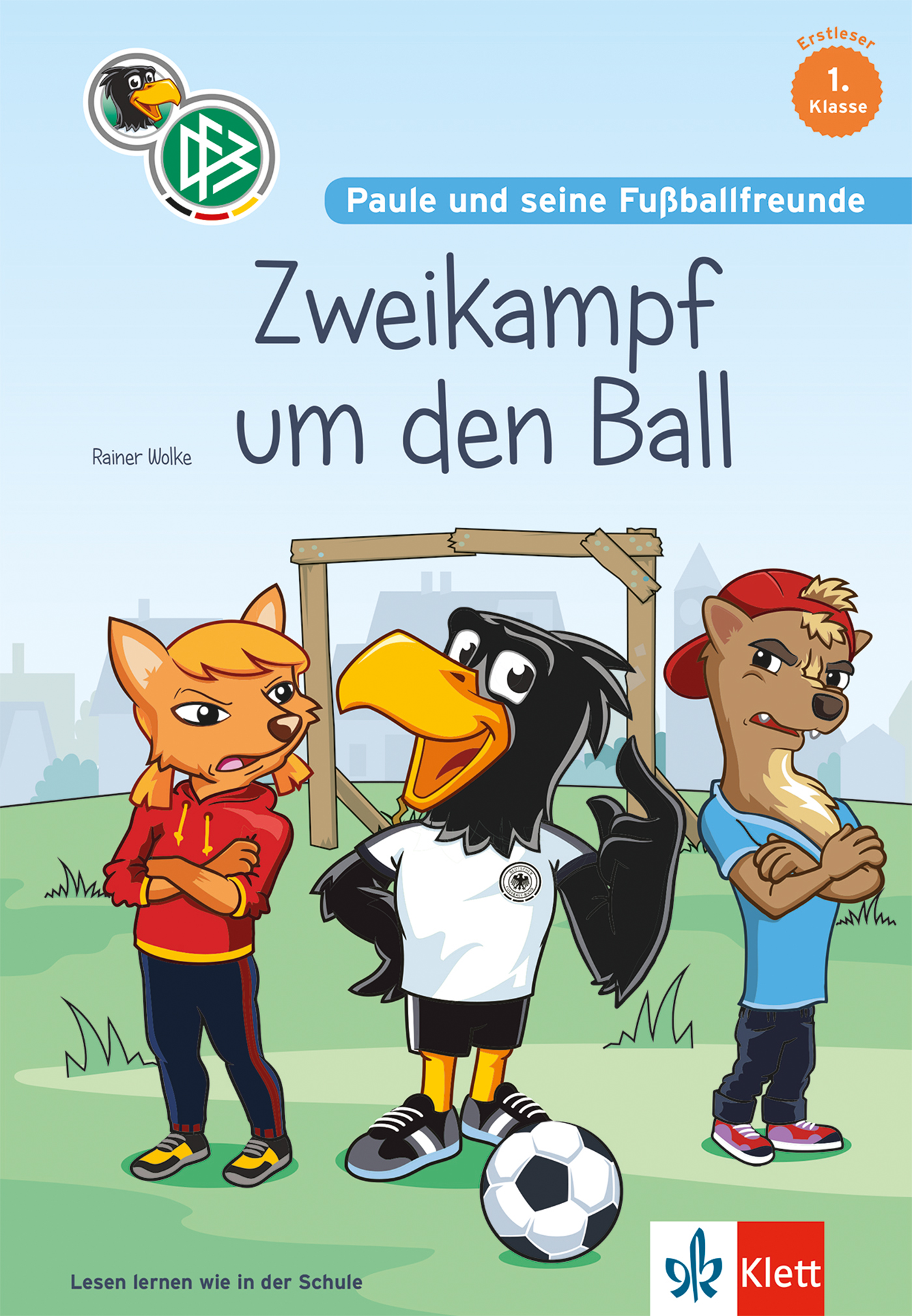 Cartoon-Fuchs, Krähe und Hund stehen mit einem Fußball auf dem Rasen; die Krähe trägt ein Fußballtrikot. Buchtitel: Zweikampf um den Ball von Rainer Wolke.