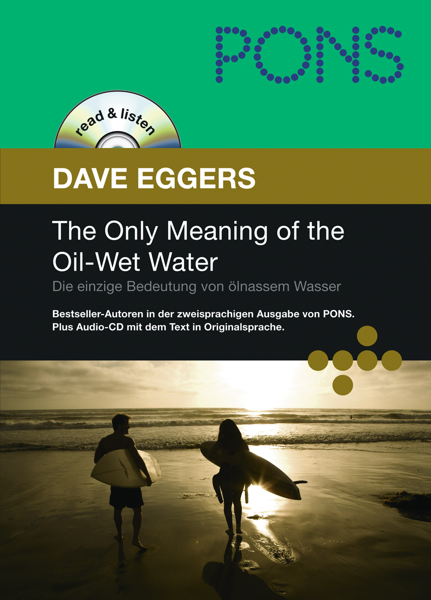 Zwei Surfer mit Brettern gehen bei Sonnenuntergang an einem Strand spazieren. Das Buchcover zeigt den Titel The Only Meaning of the Oil-Wet Water von Dave Eggers, mit zweisprachigem englisch-deutschem Text.